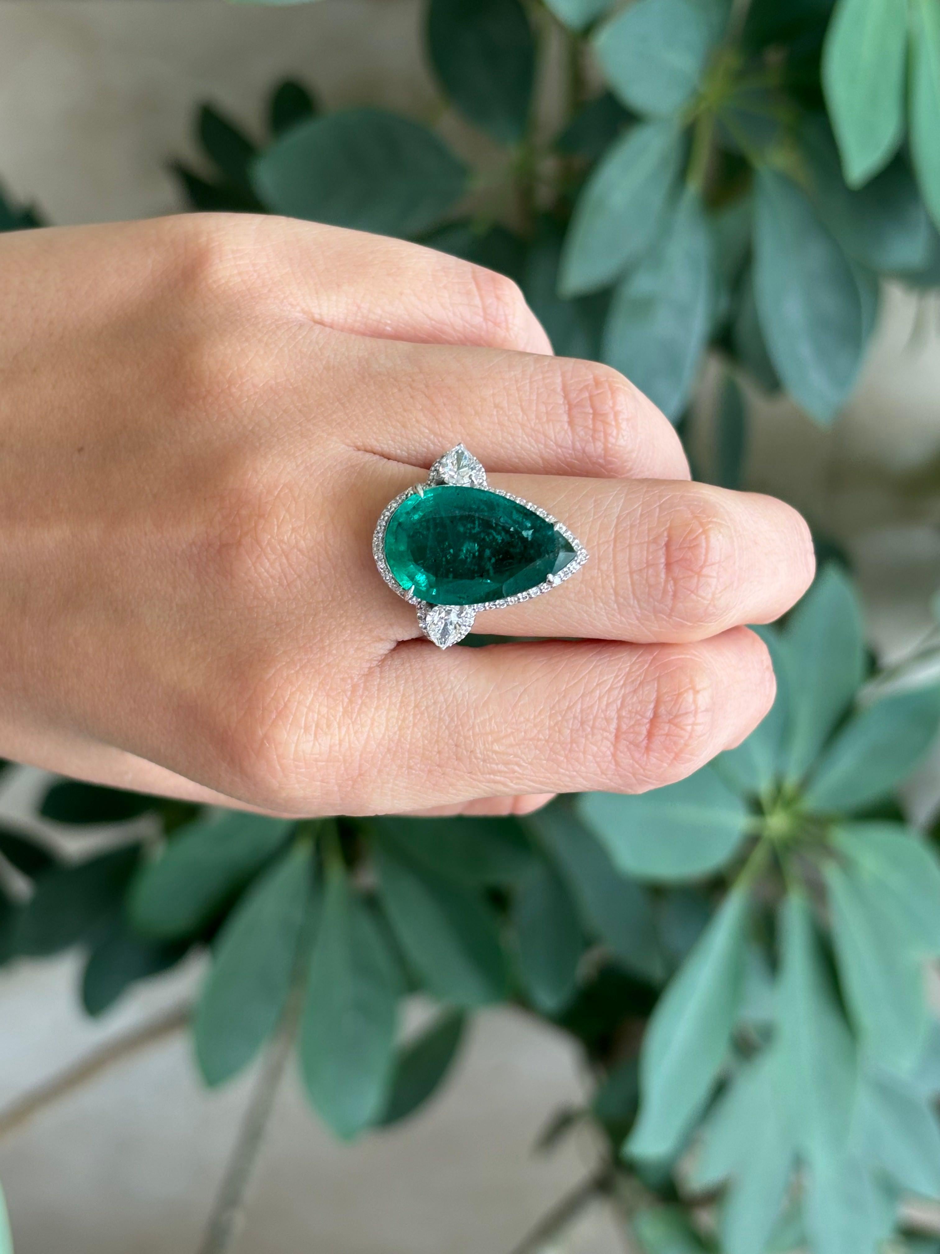 Women's or Men's Certified 9.37 Carat Emerald Pear Shape and Diamond Three Stone Cocktail Ring For Sale