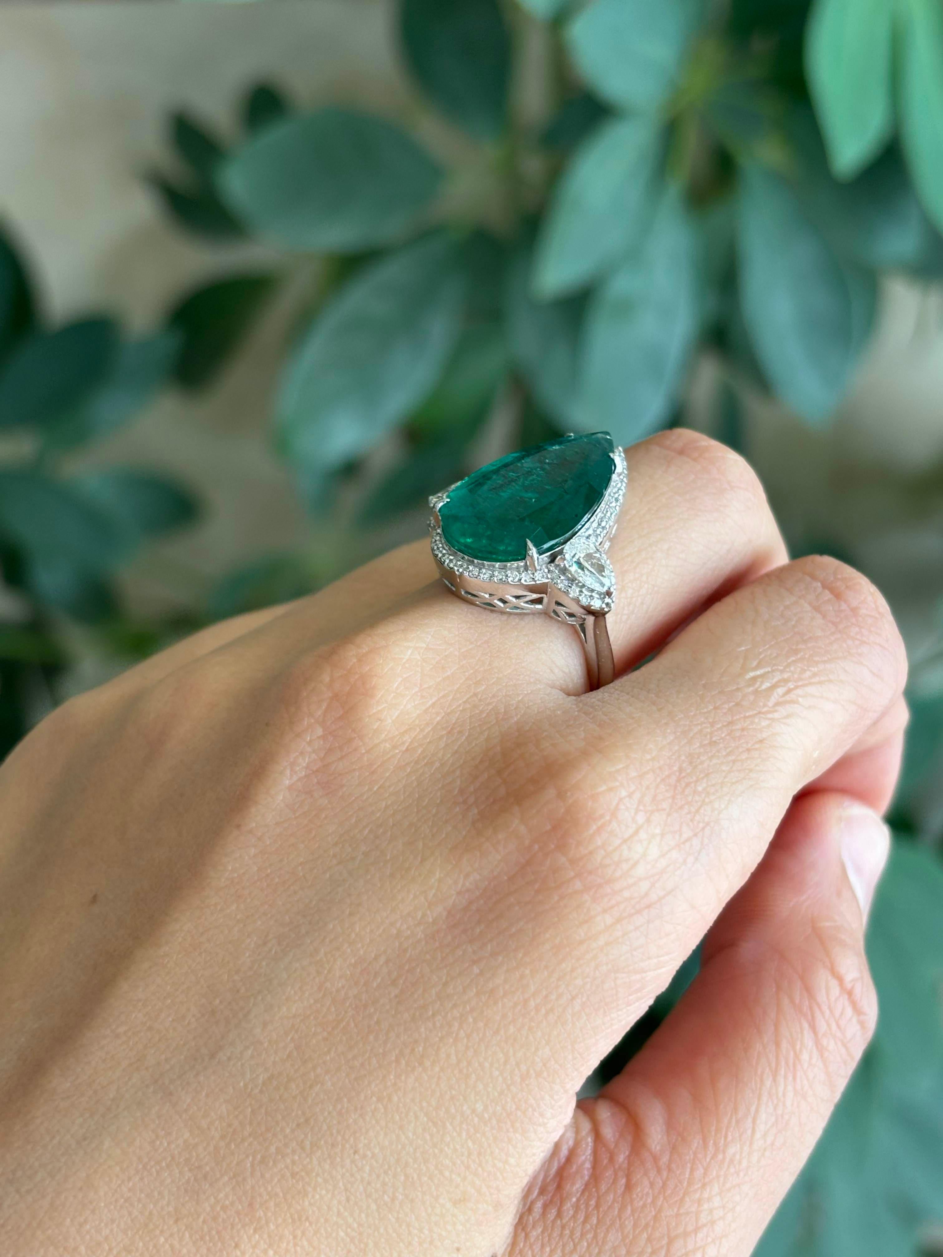 Certified 9.37 Carat Emerald Pear Shape and Diamond Three Stone Cocktail Ring For Sale 1