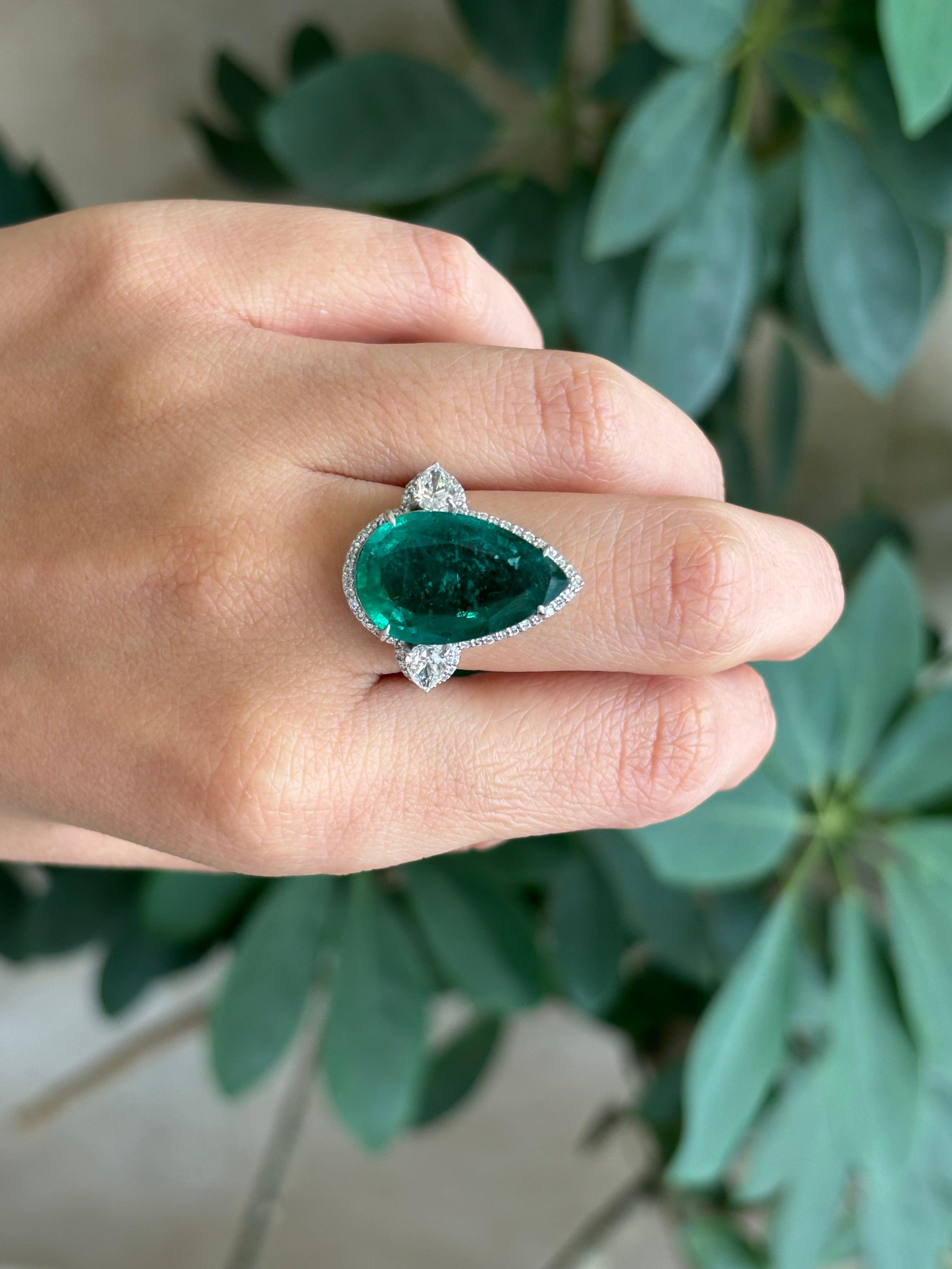 Certified 9.37 Carat Emerald Pear Shape and Diamond Three Stone Cocktail Ring For Sale 2