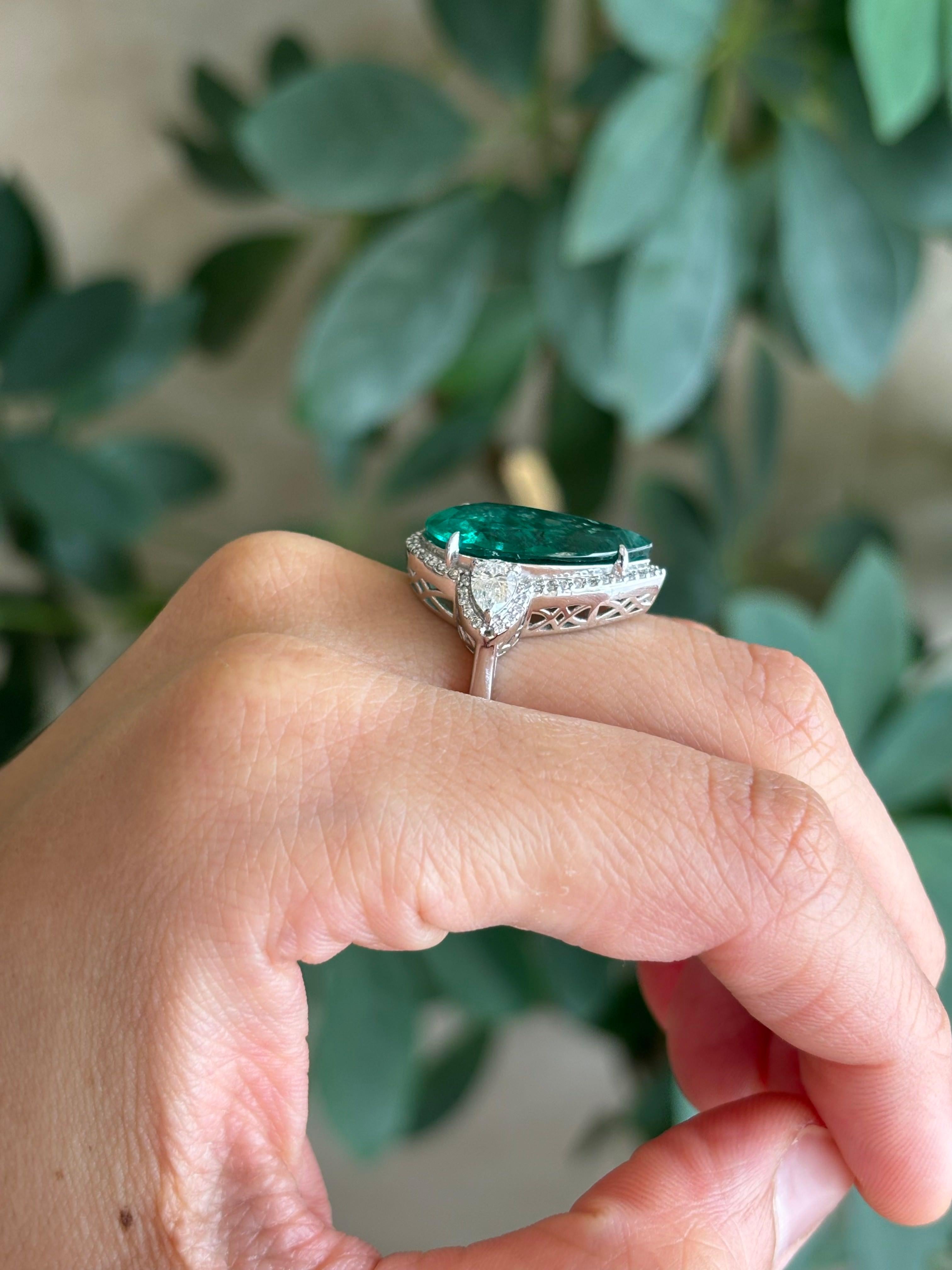 Certified 9.37 Carat Emerald Pear Shape and Diamond Three Stone Cocktail Ring For Sale 3