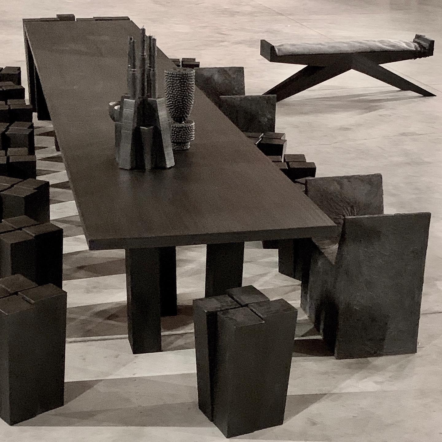 Banc en V en bois d'Iroko par Arno Declercq en vente 2