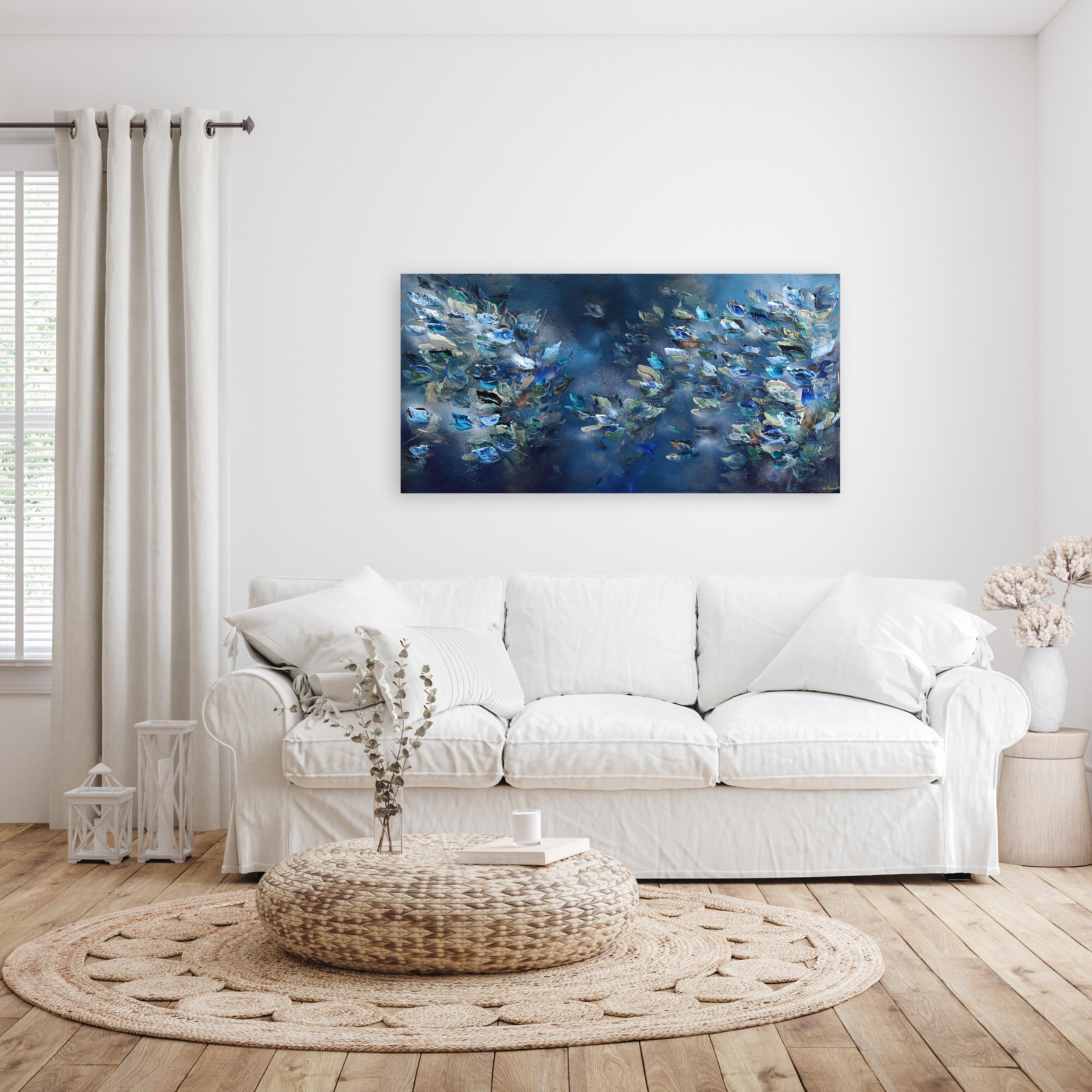 P'longer dans L'Ocean - Pittura astratta floreale di colore blu intenso - Painting di Vè Boisvert