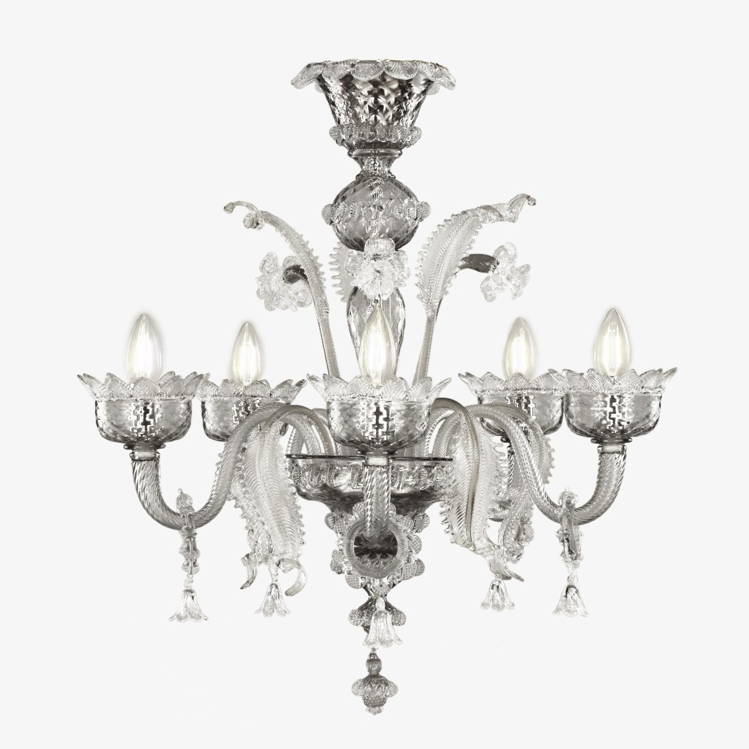 Lustre V.I.I. 800, 5 lumières, verre Murano gris clair, détails en verre clair.
Le lustre classique en verre de Murano, tel qu'il apparaît dans l'imagerie collective. Tout comme les autres lustres de nos collections, V-Classic 800 est conçu avec le