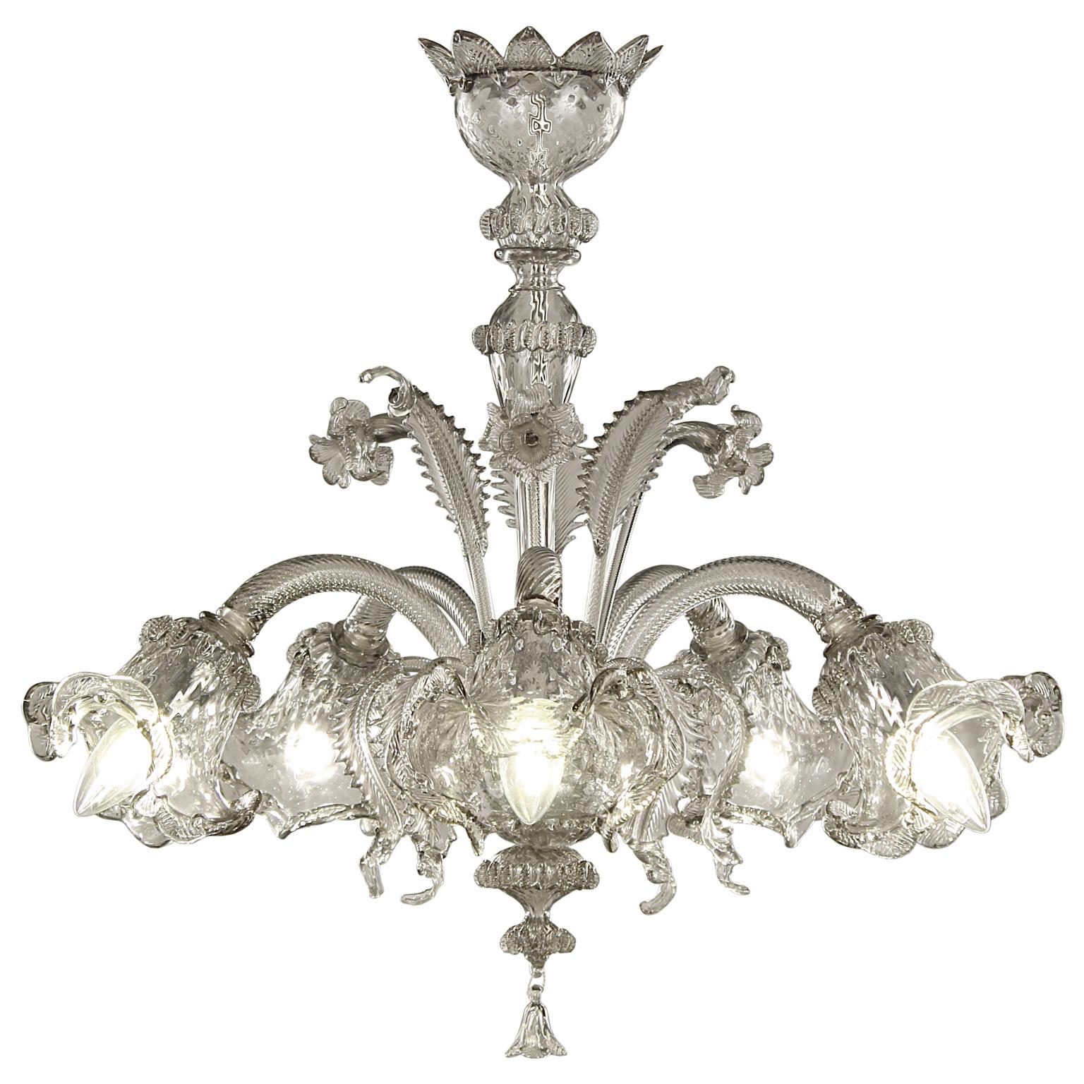 V Classic 900 chandelier, 5 lights, light grey Murano glass, clear details
This Murano glass chandelier has downward lights version.
The different colour solutions allow to meet the requirements of many different projects. Moreover, a wide range of