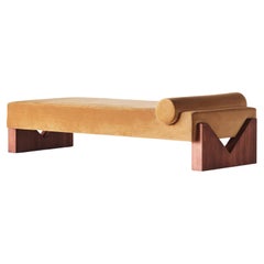 Cama de Día "V" Terciopelo Amarillo y Base de Madera de Haya (Estilo Siglo Medio)