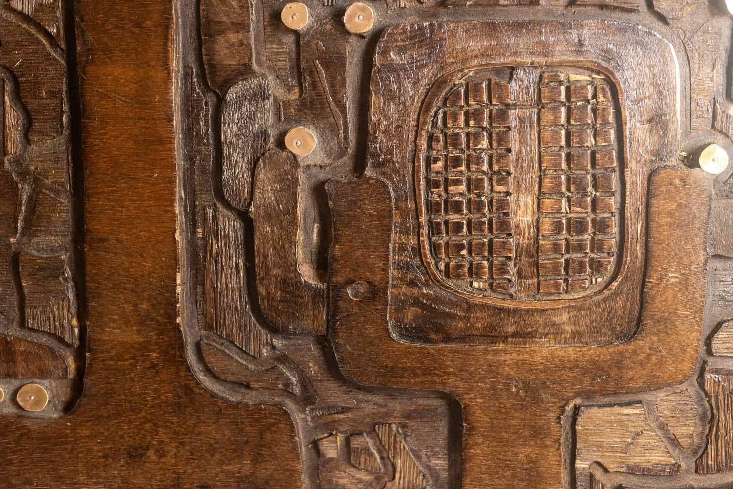 V. de Segonzac. Modernistisches Triptychon aus geschnitztem Holz. Zeitgenössisch. (Handgeschnitzt) im Angebot