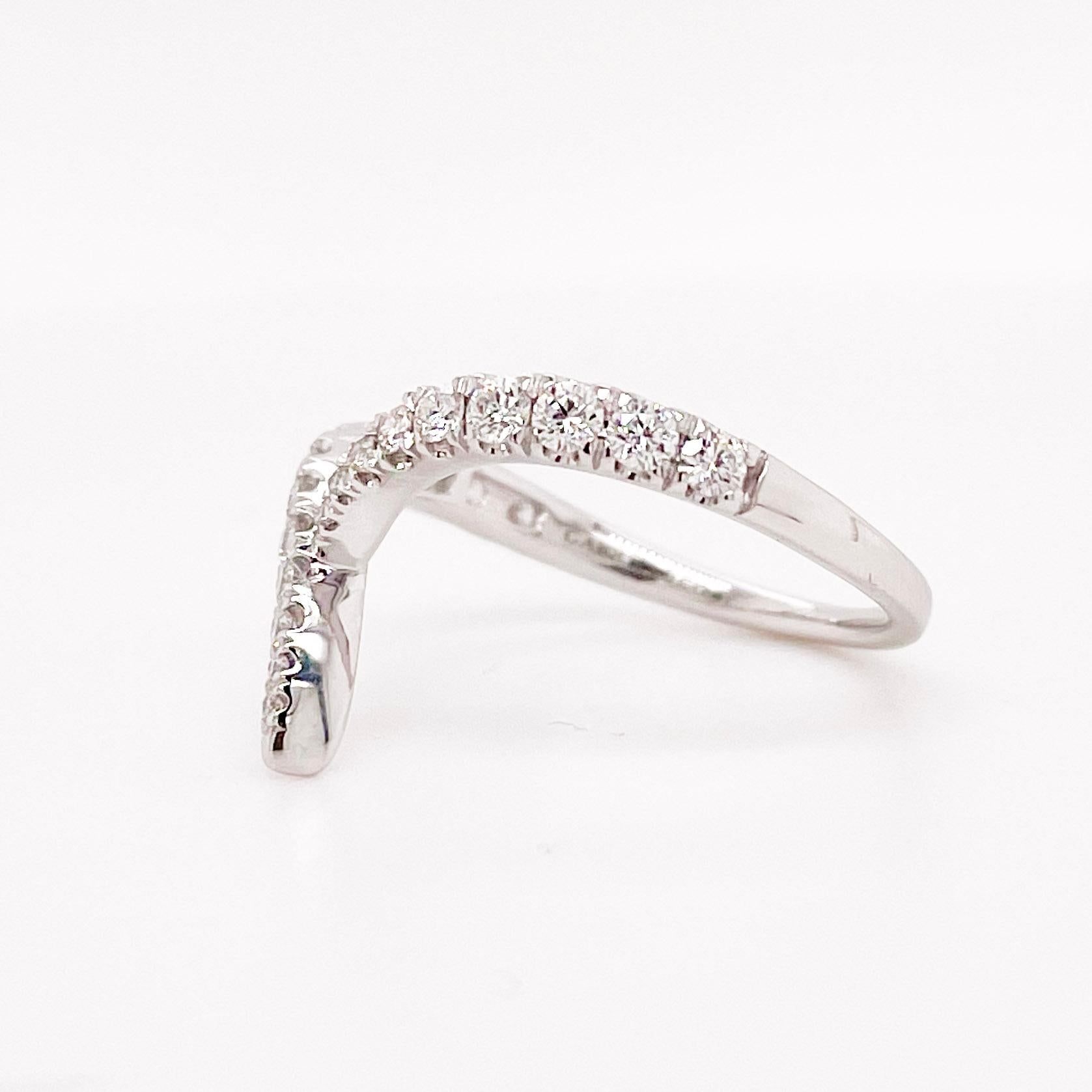 Im Angebot: V Diamantring 14K Weißgold, 20 Diamanten in ikonischem Design, Ehering () 2