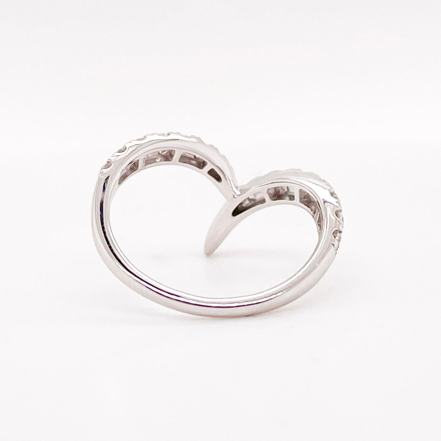 For Sale:  V Diamond Band Ring 14K White Gold, 20 Diamonds in Iconic Design, Wedding Band 3
