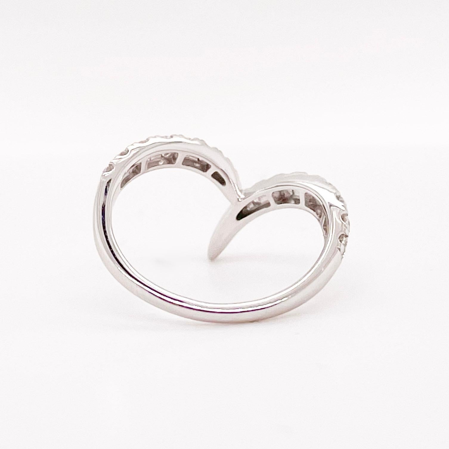 Im Angebot: V Diamantring 14K Weißgold, 20 Diamanten in ikonischem Design, Ehering () 3