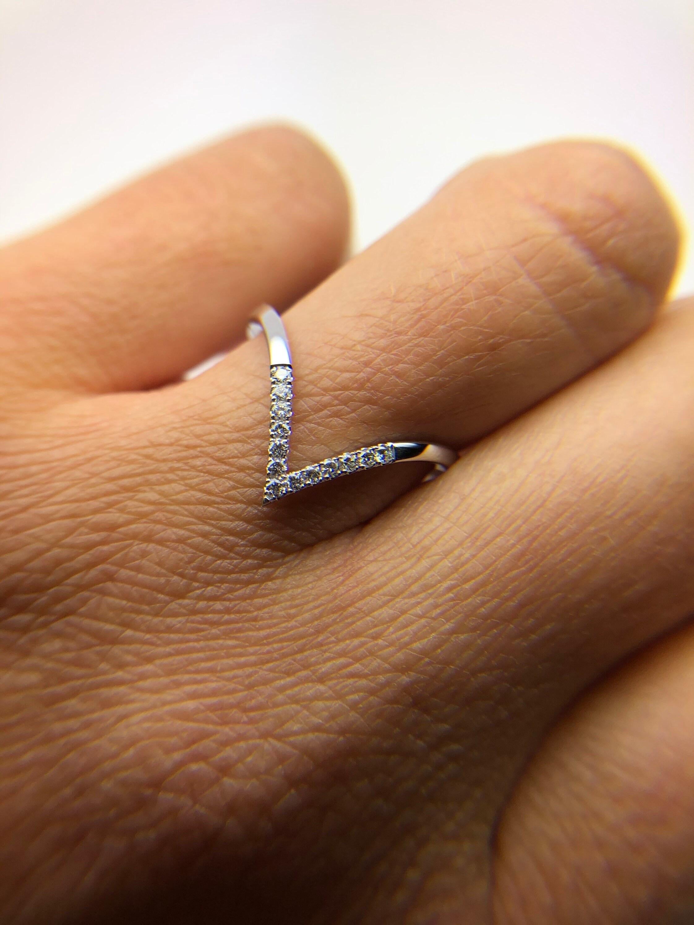 Brilliant Cut V diamond ring platinum VS diamonds wedding band size 8 thumb ring For Sale