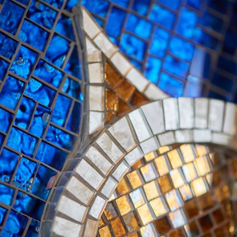 “V Element”- scultura da parete in mosaico con elementi architettonici. (Italian) im Angebot