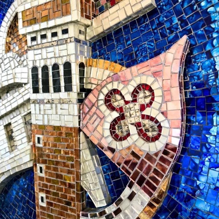 “V Element”- scultura da parete in mosaico con elementi architettonici. (Handgefertigt) im Angebot