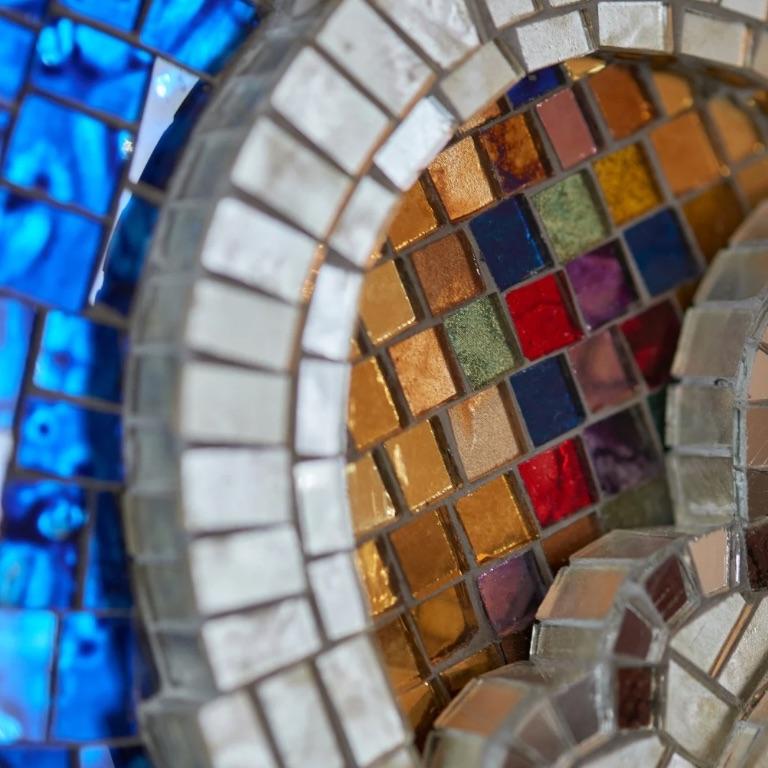 “V Element”- scultura da parete in mosaico con elementi architettonici. im Zustand „Hervorragend“ im Angebot in Venezia, IT