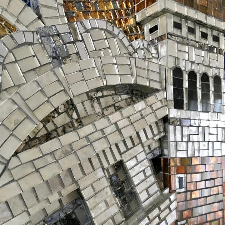 “V Element”- scultura da parete in mosaico con elementi architettonici. (Glas) im Angebot