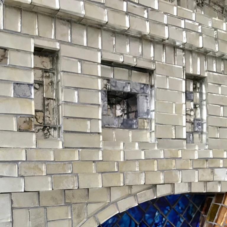 “V Element”- scultura da parete in mosaico con elementi architettonici. im Angebot 1