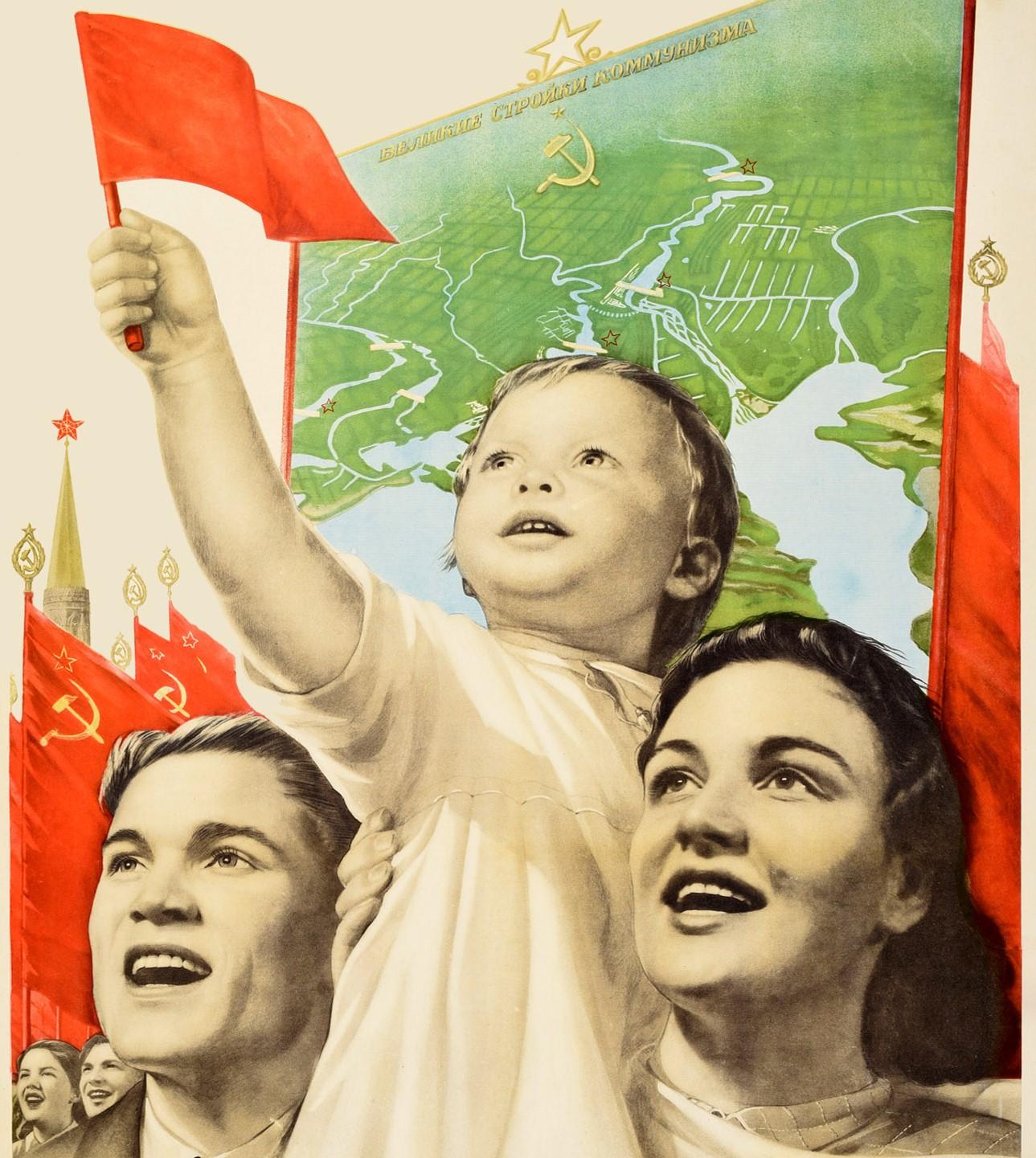 Poster di propaganda sovietica originale d'epoca - Мы за мир! / Siamo per la pace! - con un giovane uomo e una donna che sorreggono un bambino che sventola una bandiera rossa con la folla dietro di loro che canta davanti a una torre e a grandi