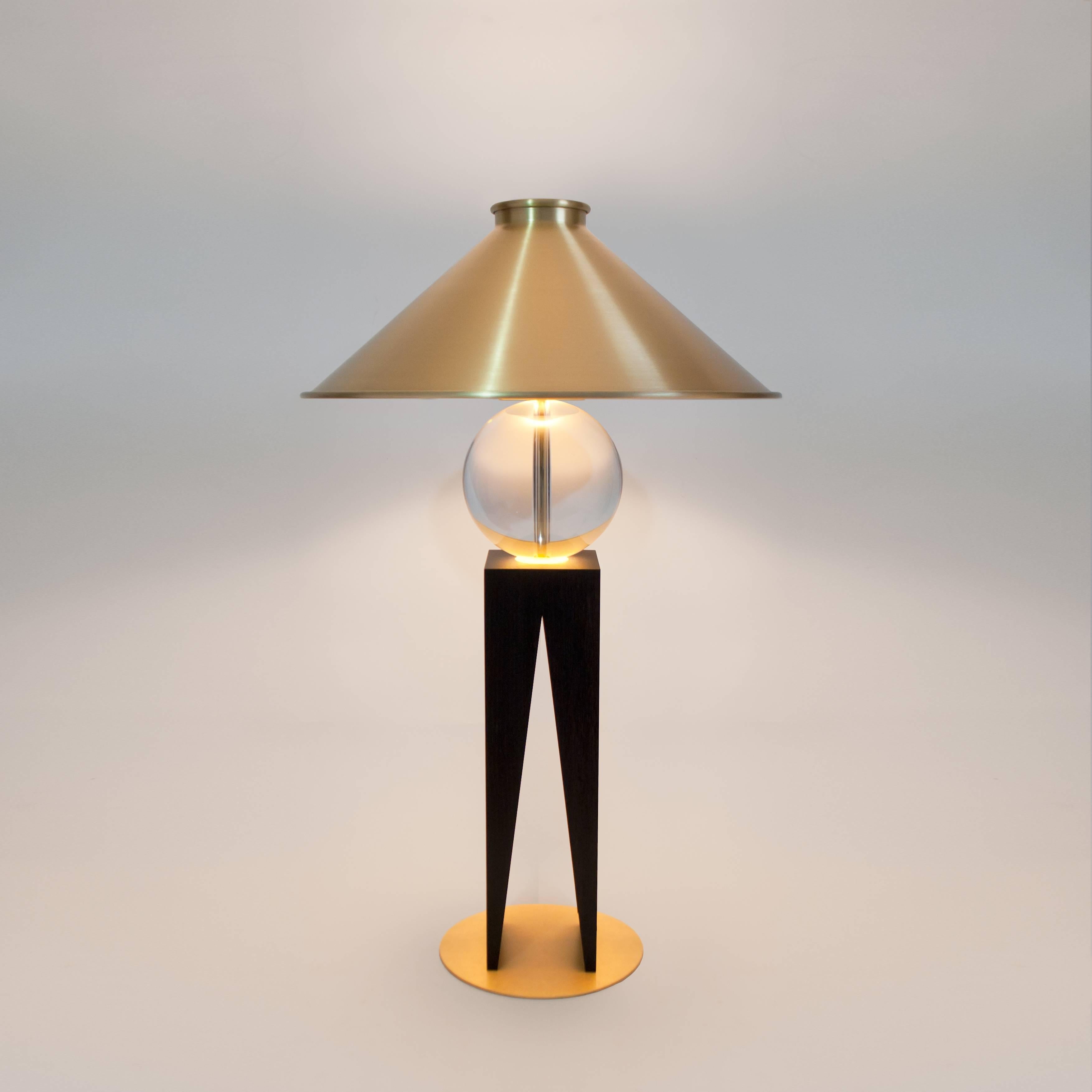 Britannique Lampe contemporaine en forme de V extra-large, base géométrique en chêne, sphère en verre et laiton en vente