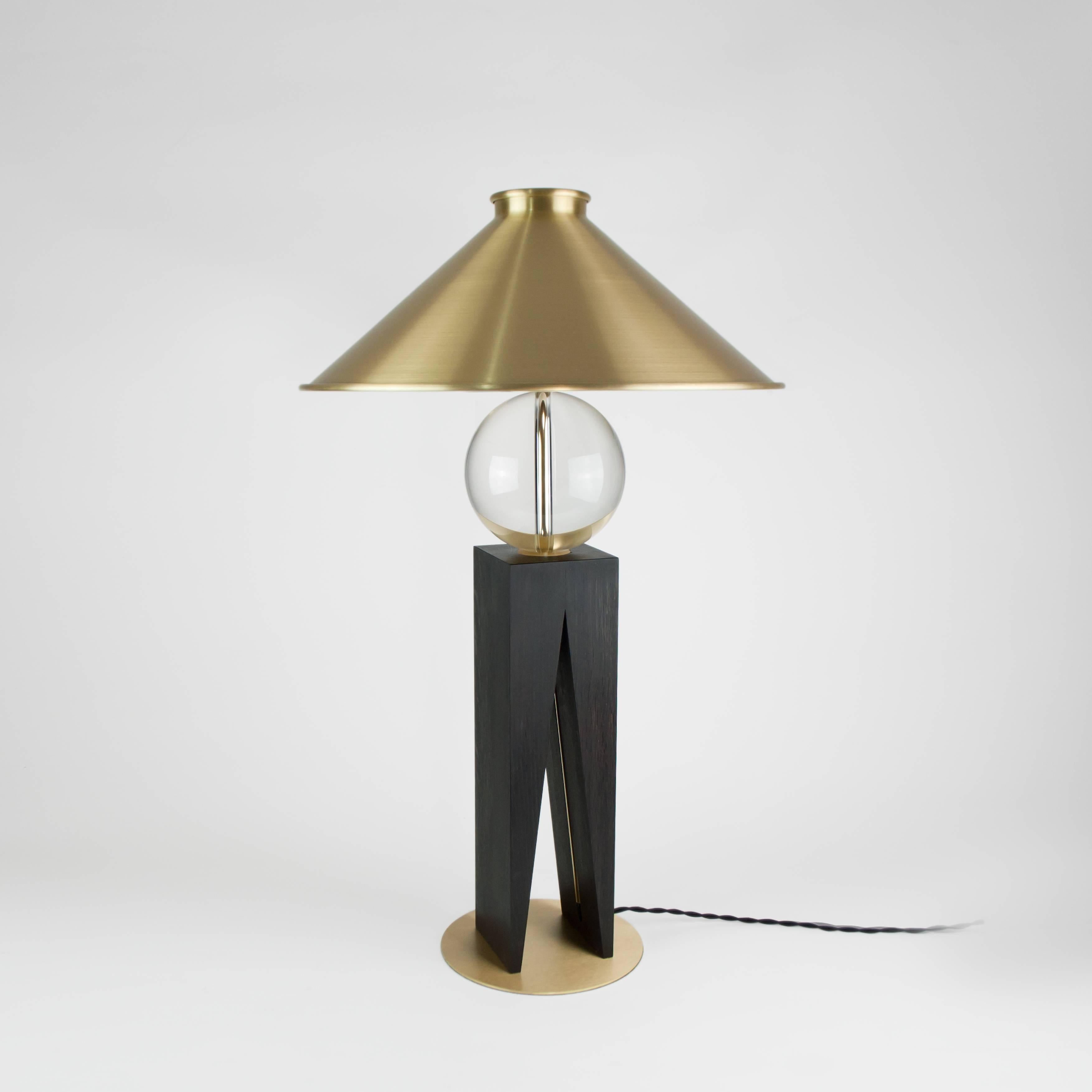 Moderne Lampe contemporaine en forme de V extra-large, base géométrique en chêne, sphère en verre et laiton en vente