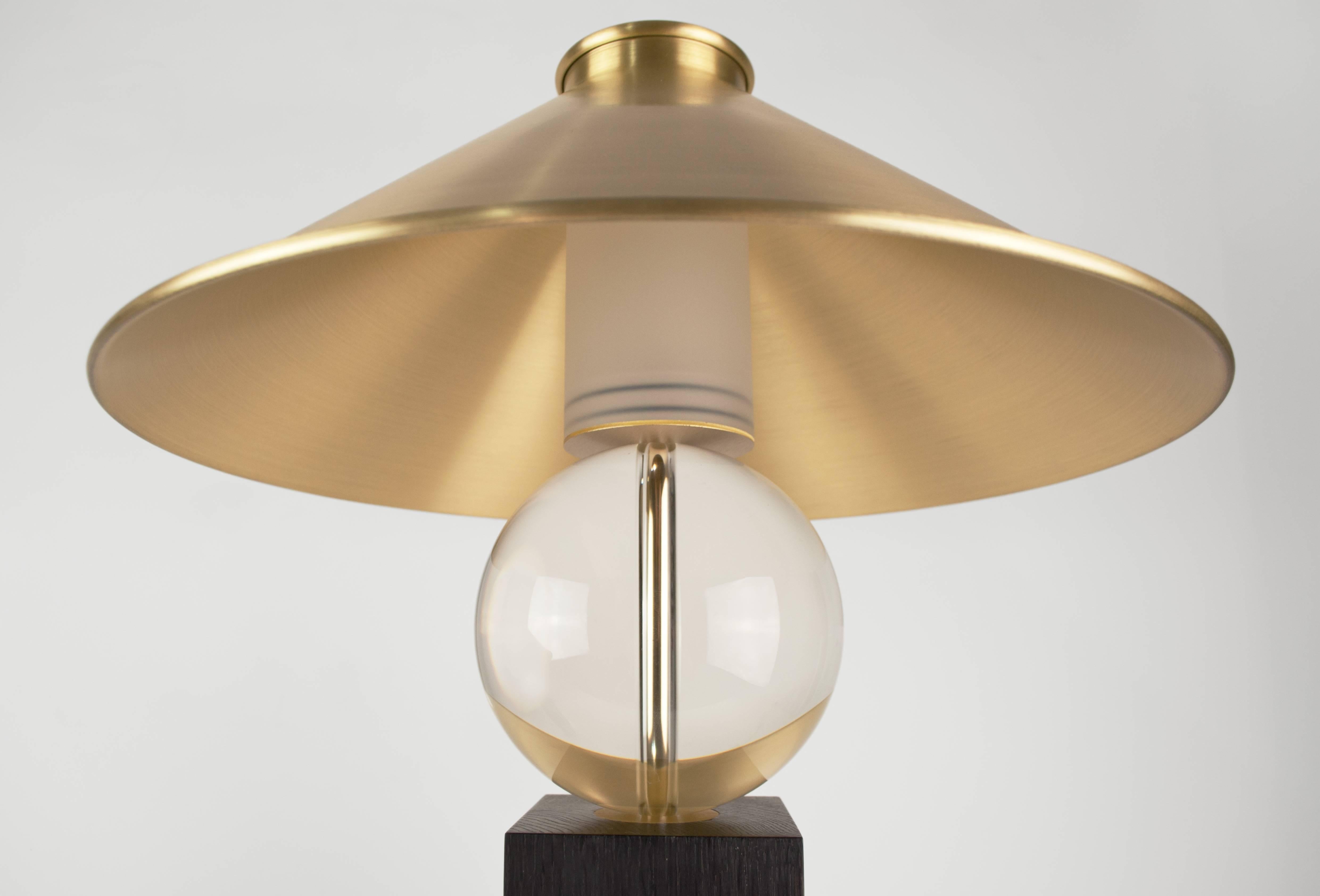 Brossé Lampe contemporaine en forme de V extra-large, base géométrique en chêne, sphère en verre et laiton en vente