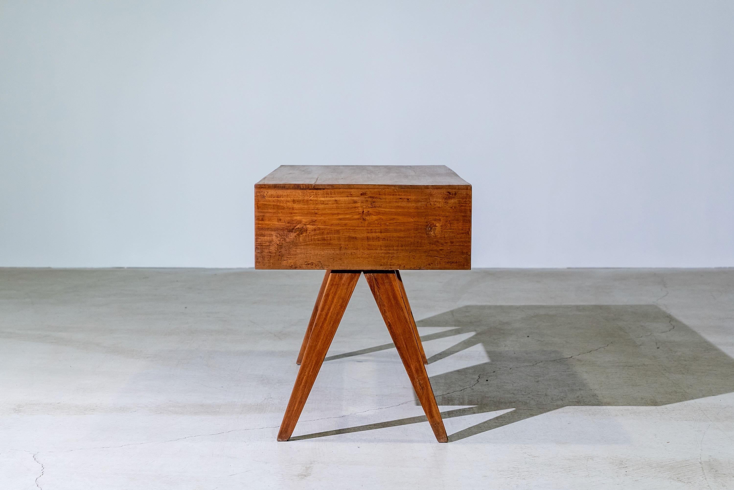 V-leg Desk With hole by Pierre Jeanneret for Chandigarh, India, Circa 1960 In Good Condition For Sale In Tokyo, JP