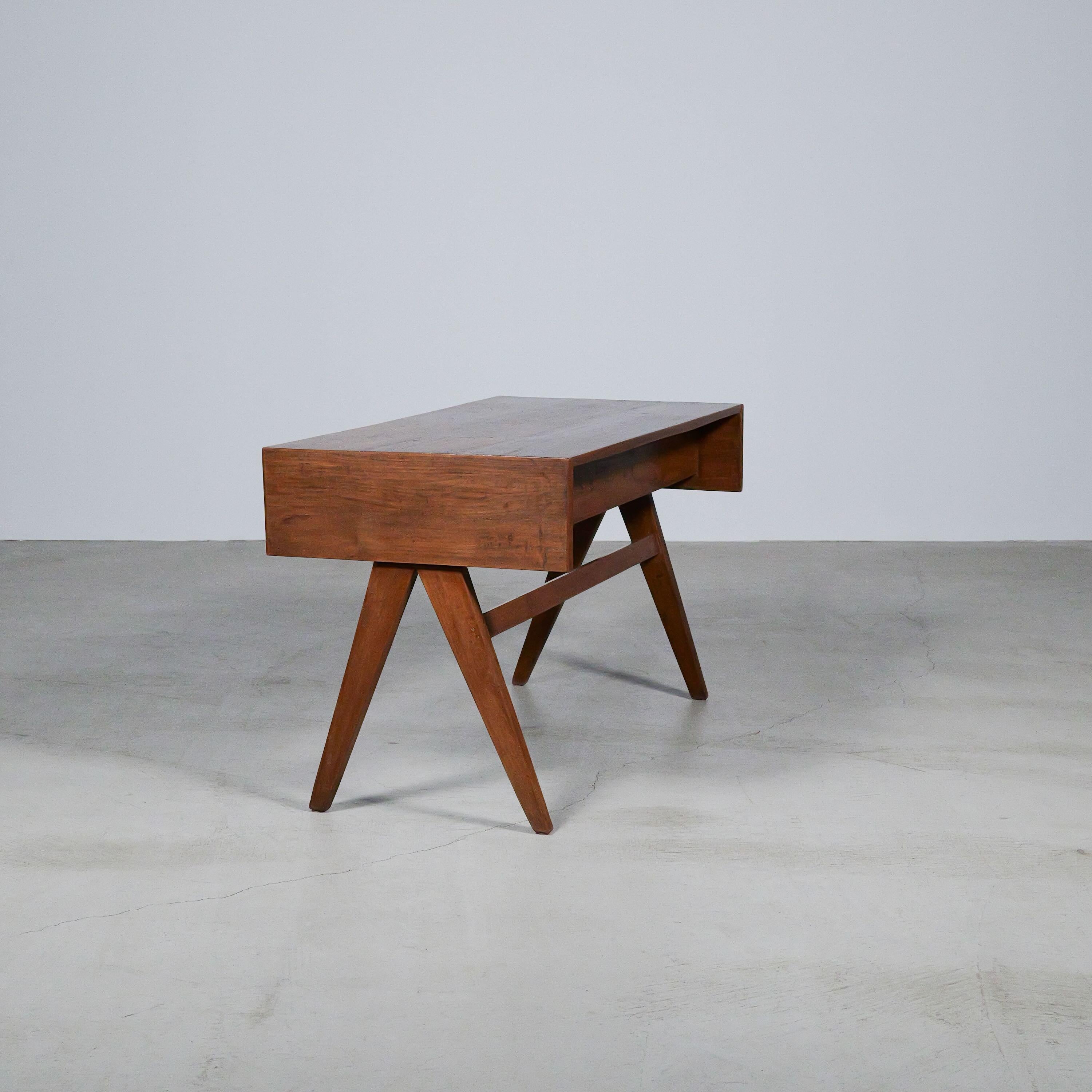 V-leg Student desk by Pierre Jeanneret for Chandigarh, India, Circa 1960 In Good Condition For Sale In Tokyo, JP