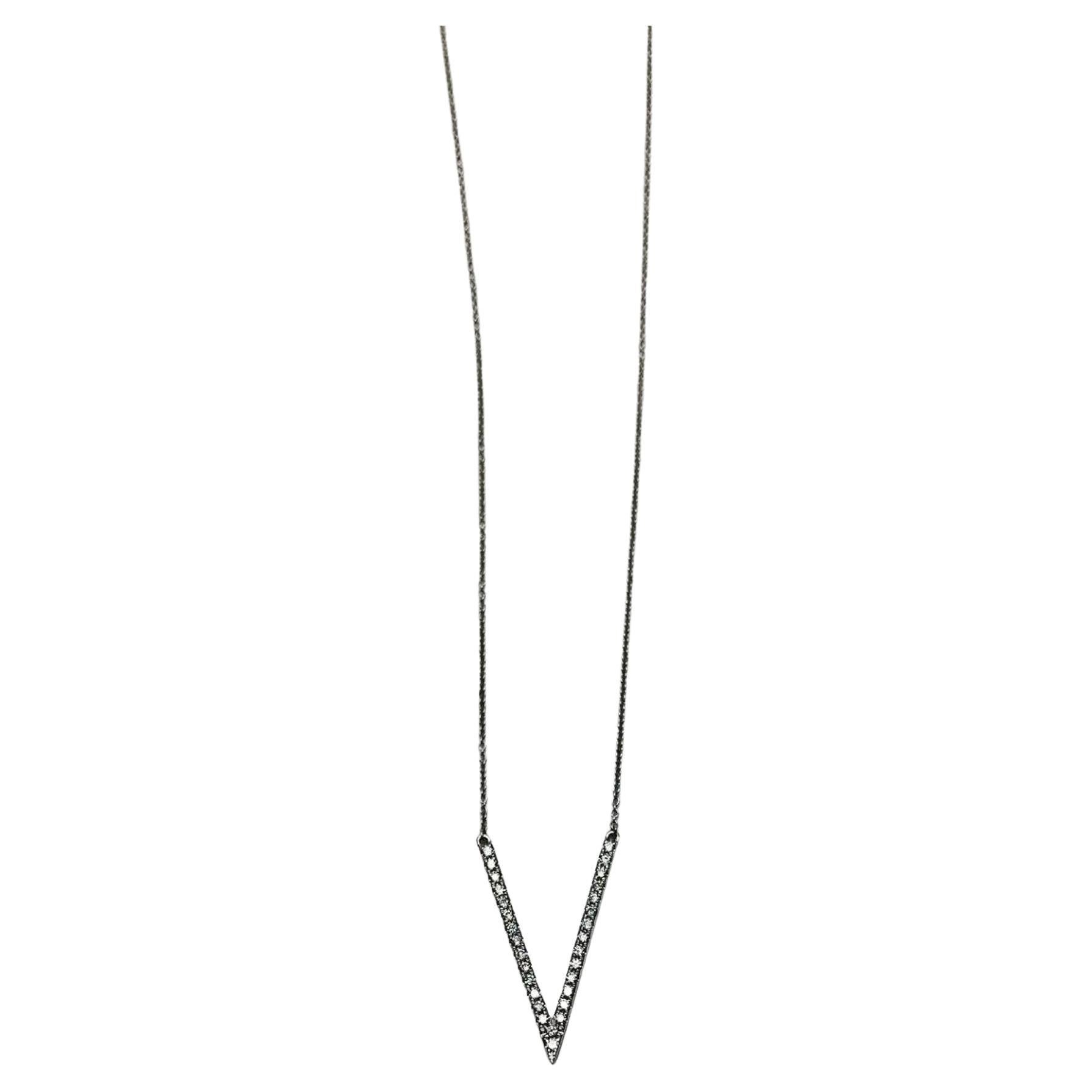 Simbolo a forma di lettera V Collana con ciondolo classico a catena in oro bianco 18 carati in vendita