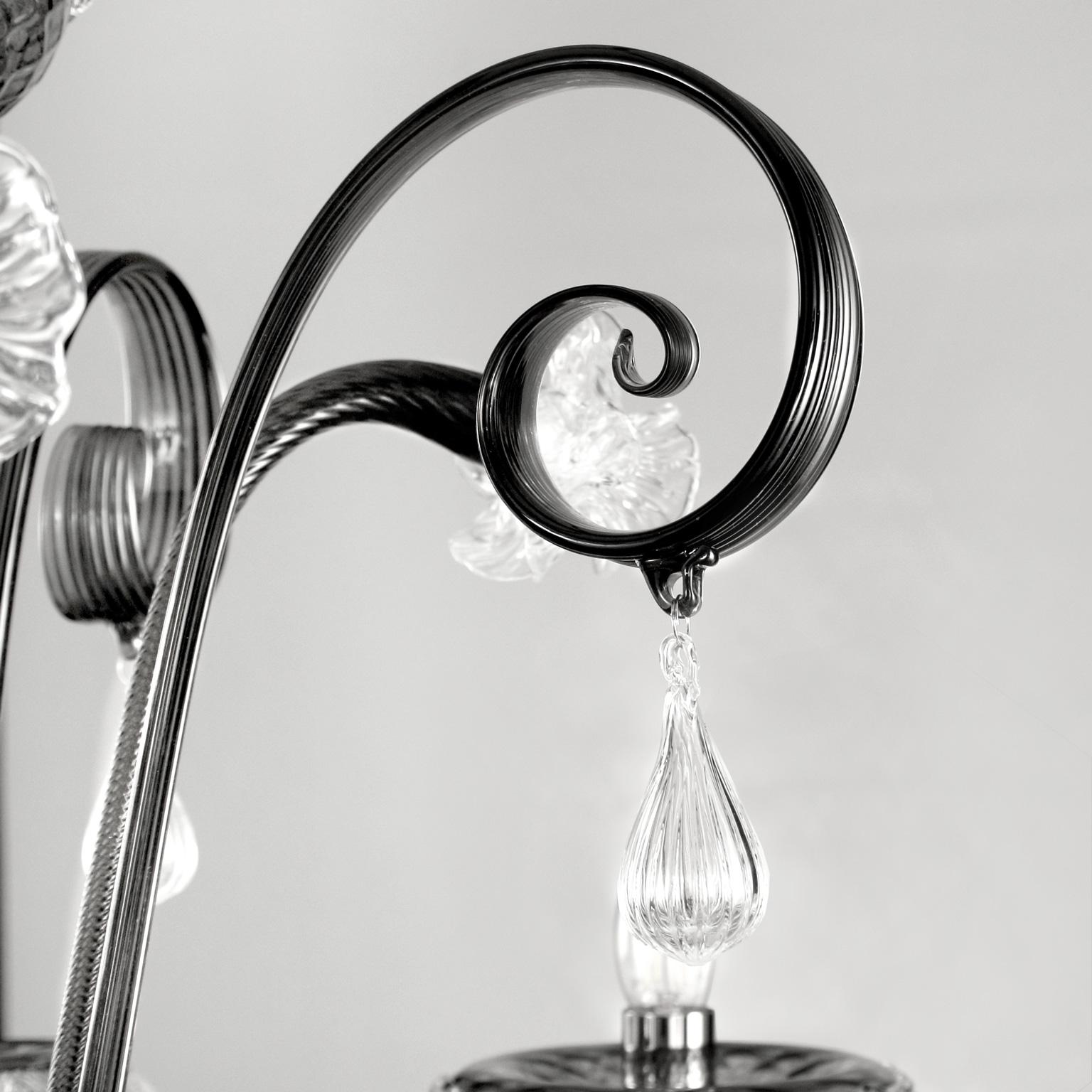 italien Lustre classique, 6 éclairages, en verre de Murano gris et transparent par Multiforme, en stock en vente