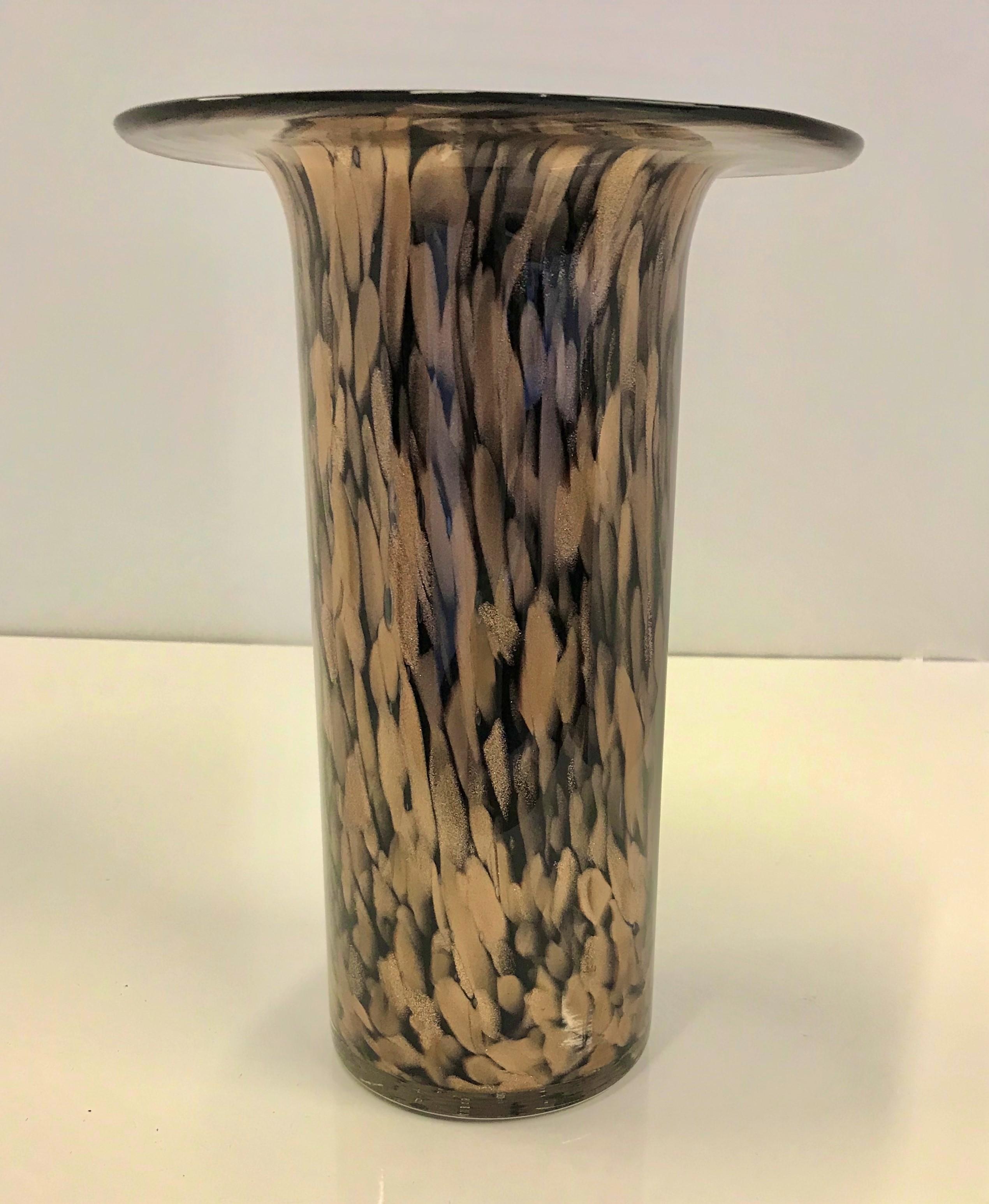RIDOTTO DA $580....Grande vaso di Murano in vetro nero e avventurina attribuito a Vincenzo Nason & Cie per la collezione Avventurina. Grazioso vaso moderno a bordo largo di forma cilindrica in vetro nero con inclusioni di avventurina color oro