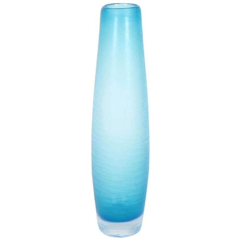 V. Vase en verre de Murano bleu taillé de Nason Battuto, fabriqué vers les années 1980-1990. Cette pièce conserve son étiquette d'origine et est signée sur le dessous. Le vase mesure 16,25