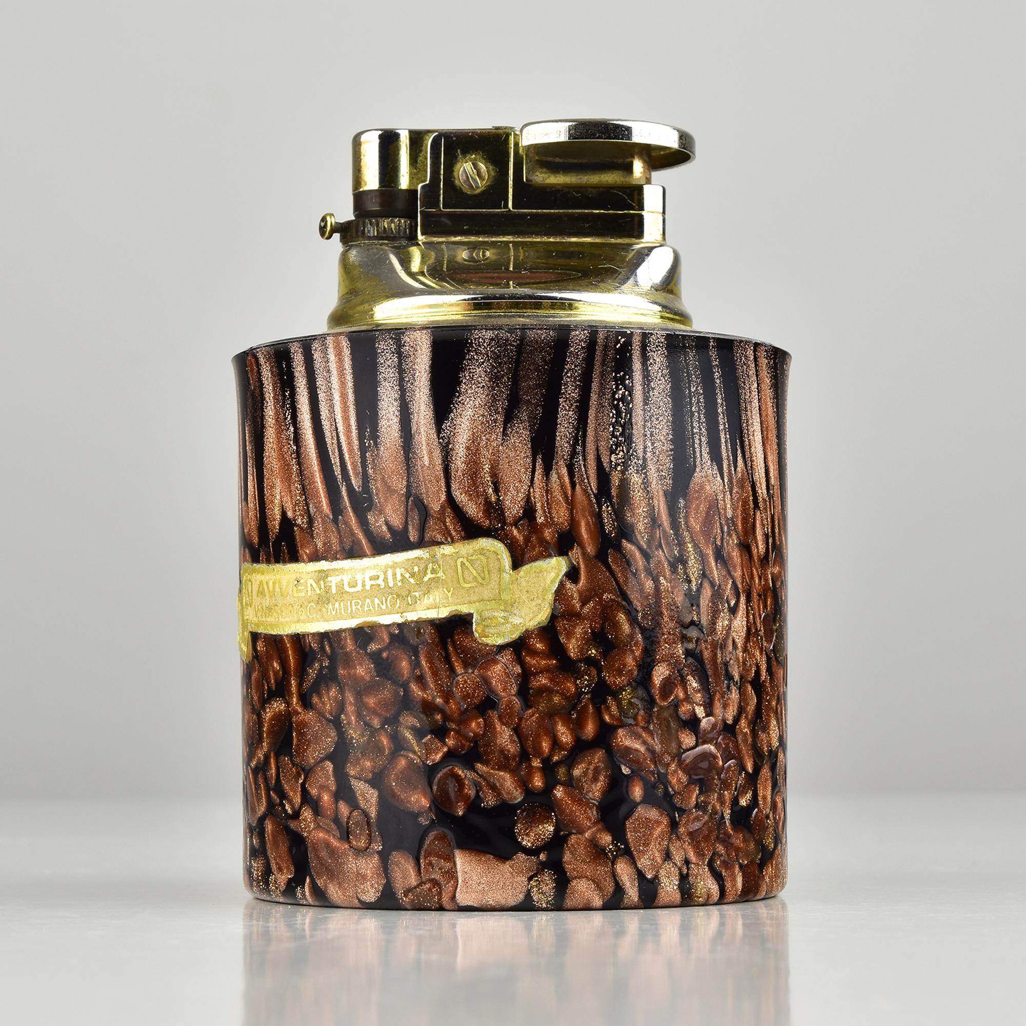 Ein auffälliges Vintage-Tischfeuerzeug von V. Nason & C., das Mitte des 20. Jahrhunderts in Murano, Italien, hergestellt wurde. Dieses Stück zeichnet sich durch die besondere Aventurin-Glas-Technik aus, bei der Kupferpartikel in das Glas