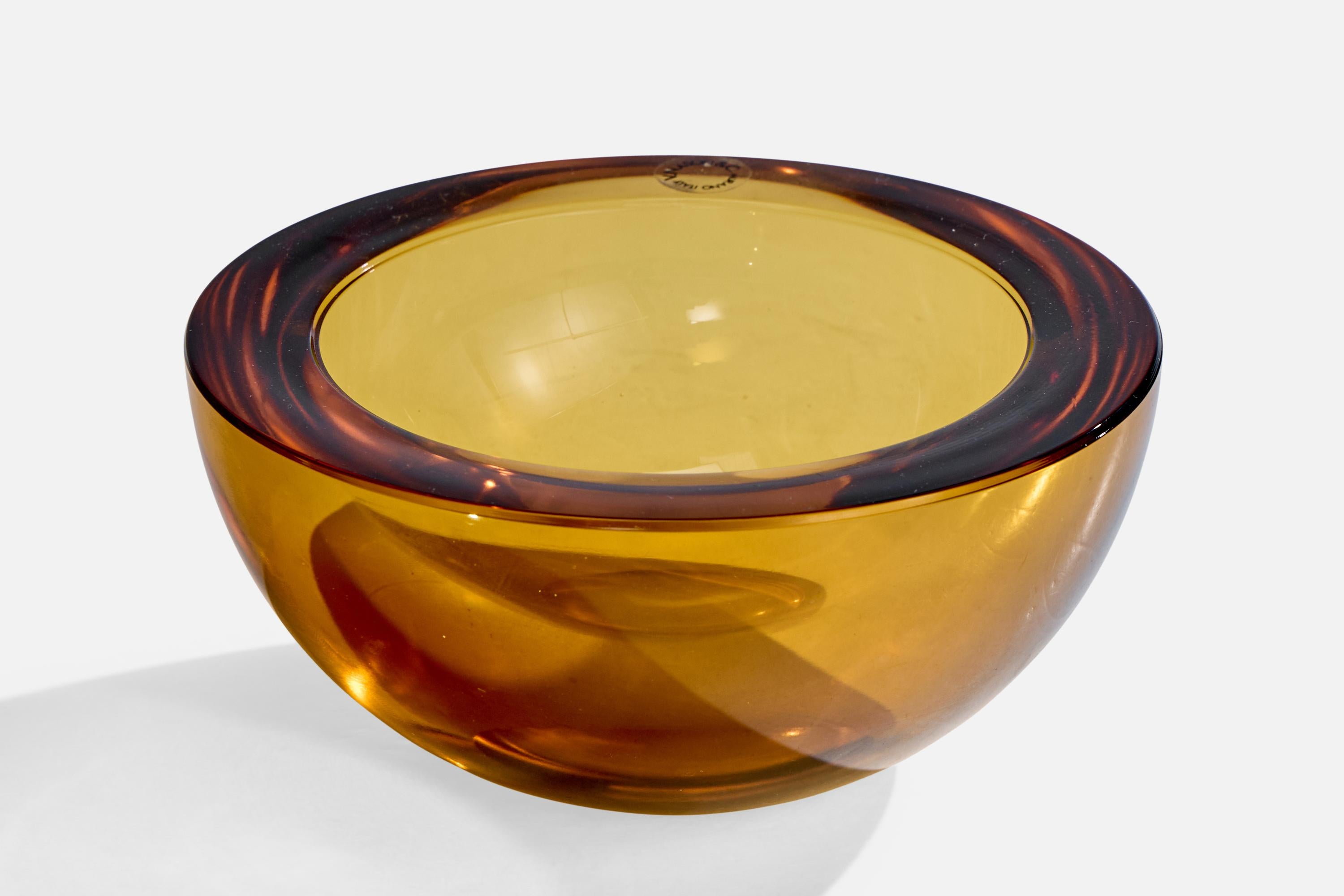 Un bol en verre de couleur jaune produit par V.I.I.C., Italie, vers les années 1970.

Usure correspondant à l'âge et à l'usage.

Dimensions globales (pouces) : 3,25
