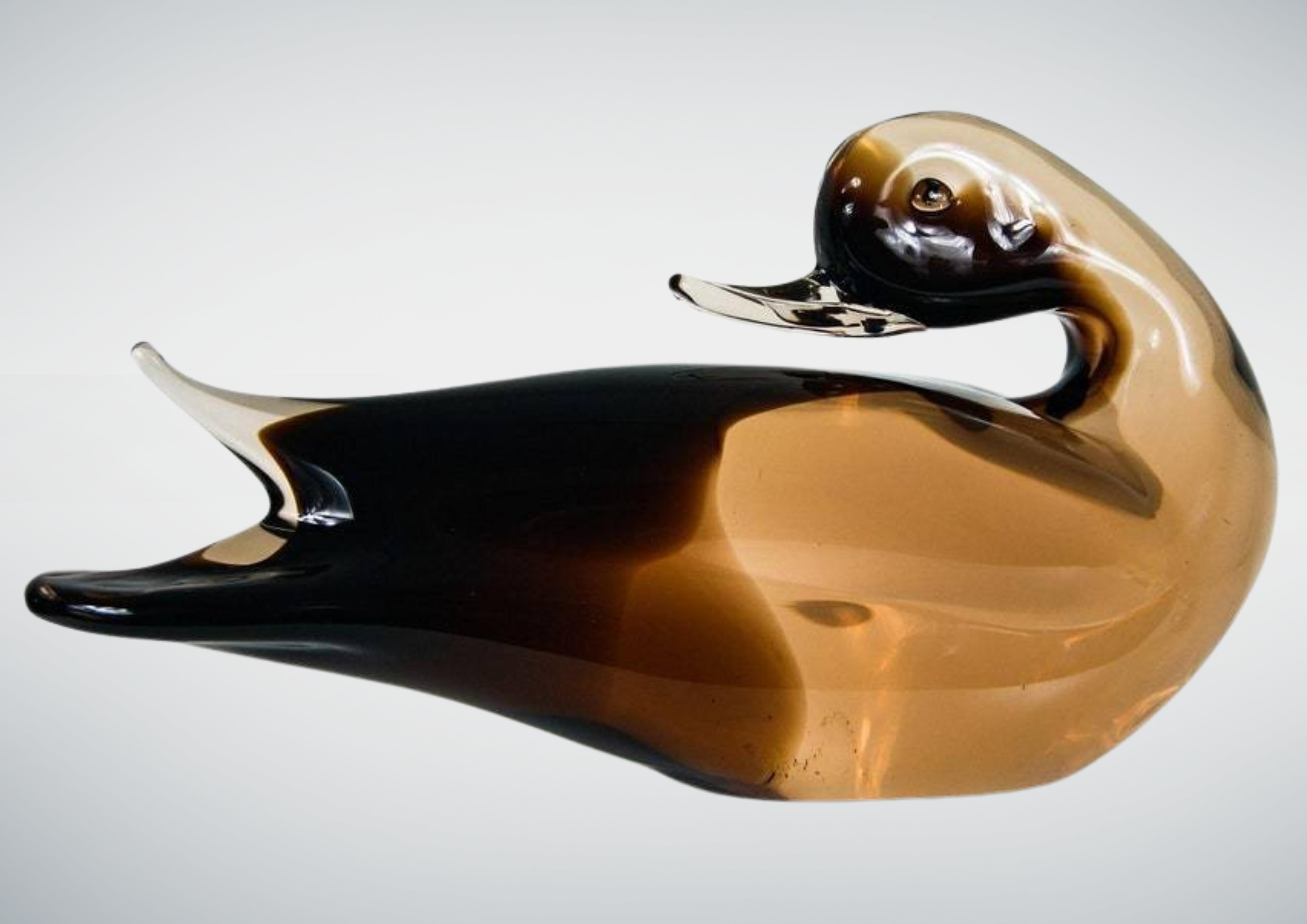 Mid-Century Modern V I.I.C. Murano Glass Sommerso Large Amber Glass Duck Sculpture (Sculpture de canard en verre ambré) en vente