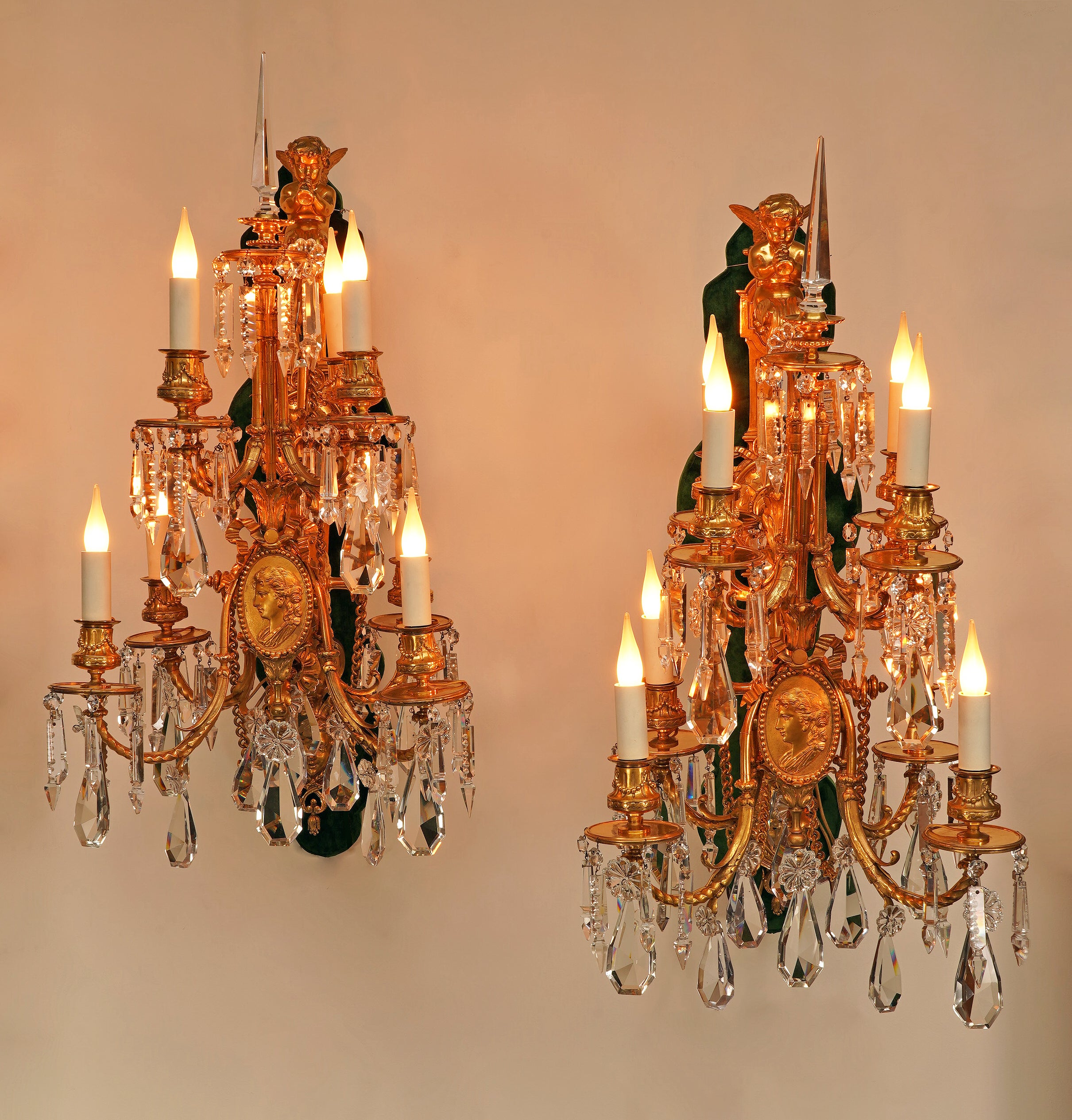 Firmato VOR PAILLARD A PARIS

Bellissima coppia di appliques di epoca Secondo Impero a otto luci in bronzo cesellato e dorato decorate con acanto e rosette, sormontate da un Cupido musicante che suona il flauto e terminanti nella parte inferiore con