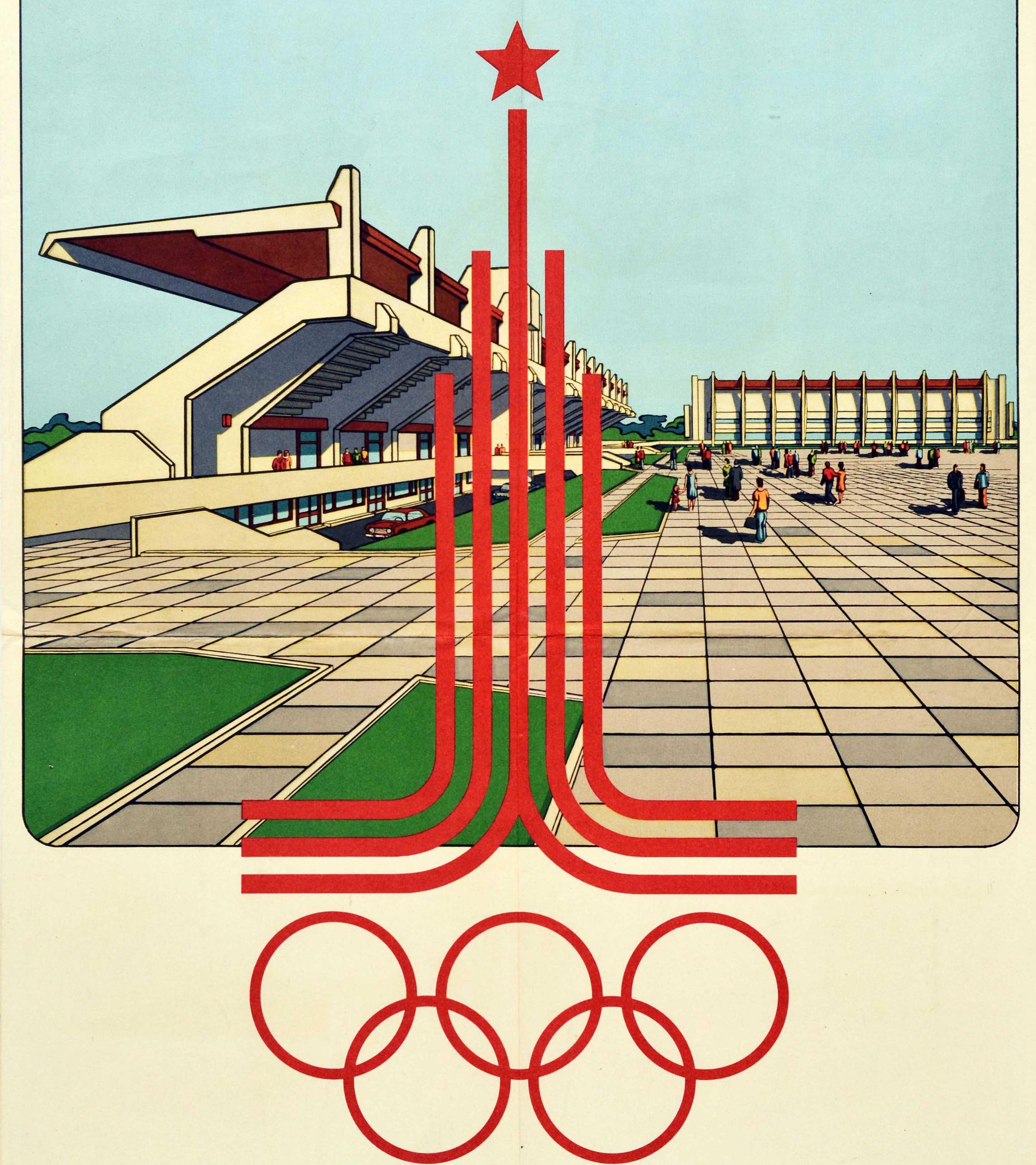 Poster originale d'epoca per le gare equestri delle Olimpiadi di Mosca del 1980 con un'immagine futuristica di persone che camminano intorno all'area pavimentata con bordi in erba accanto all'edificio dei posti a sedere dello stadio presso il centro