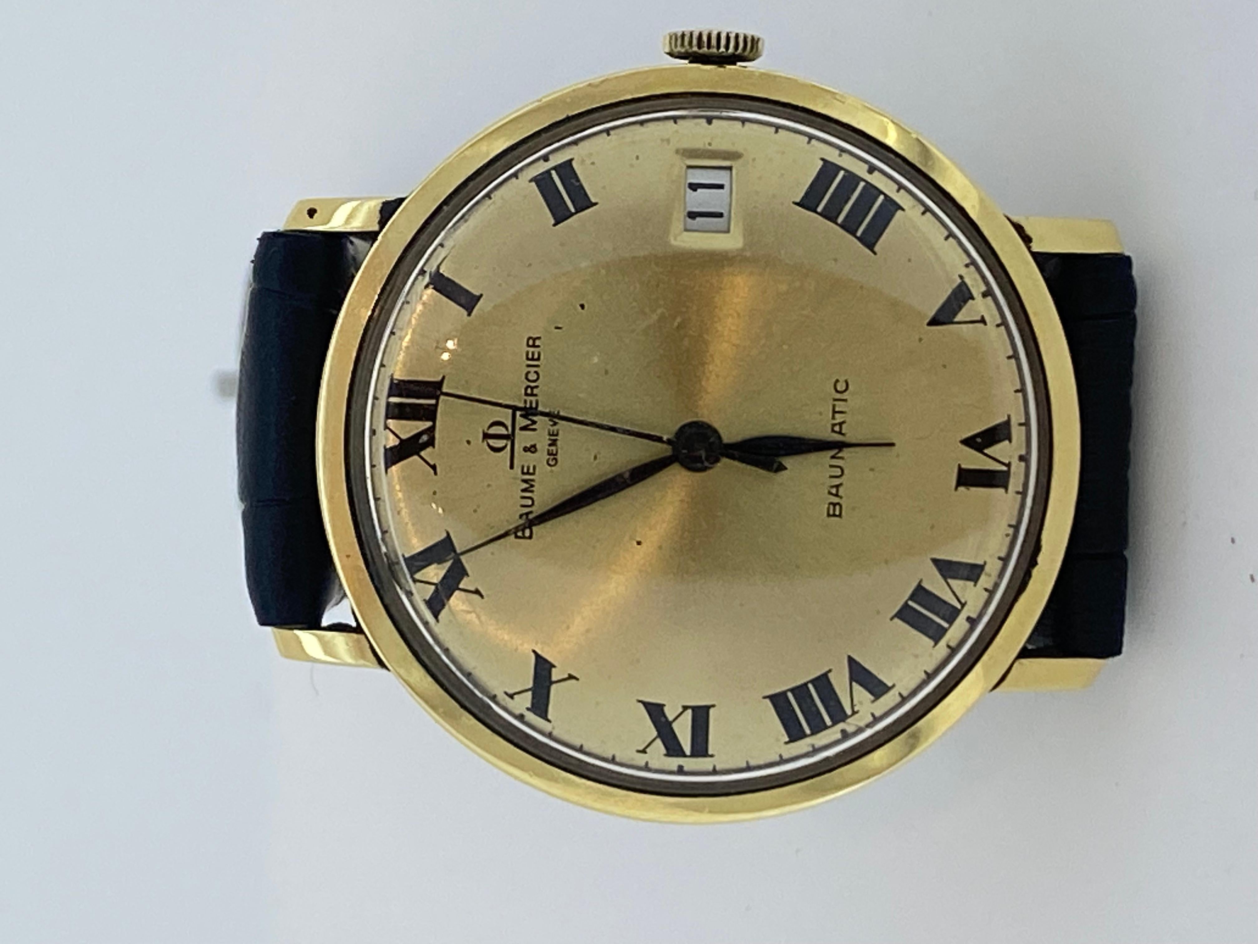 Réalisé en or massif 18 carats, 

ce garde-temps sophistiqué 

par la marque suisse de montres de luxe Baume & Mercier 

remonte aux années 1970, 

mais il est en très bon état et fonctionne très bien

 

Elle est très rare, en raison de son système