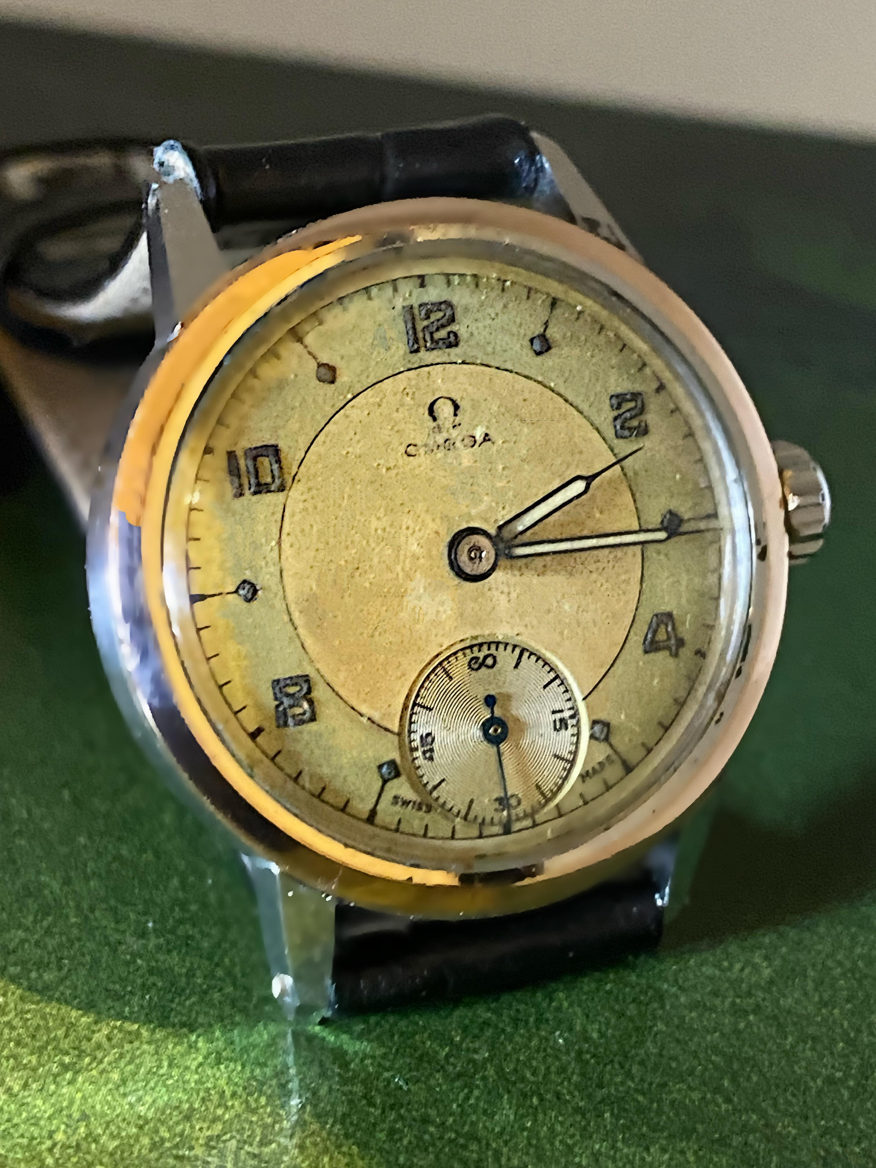 Uhren von Omega werden seit langem für ihre Funktionalität, Attraktivität und Stärke bewundert. 

Bei diesem Exemplar handelt es sich um eine Militäruhr aus der Zeit um 1943. 


~~~


Er ist in einem erstaunlichen Originalzustand, hervorragend