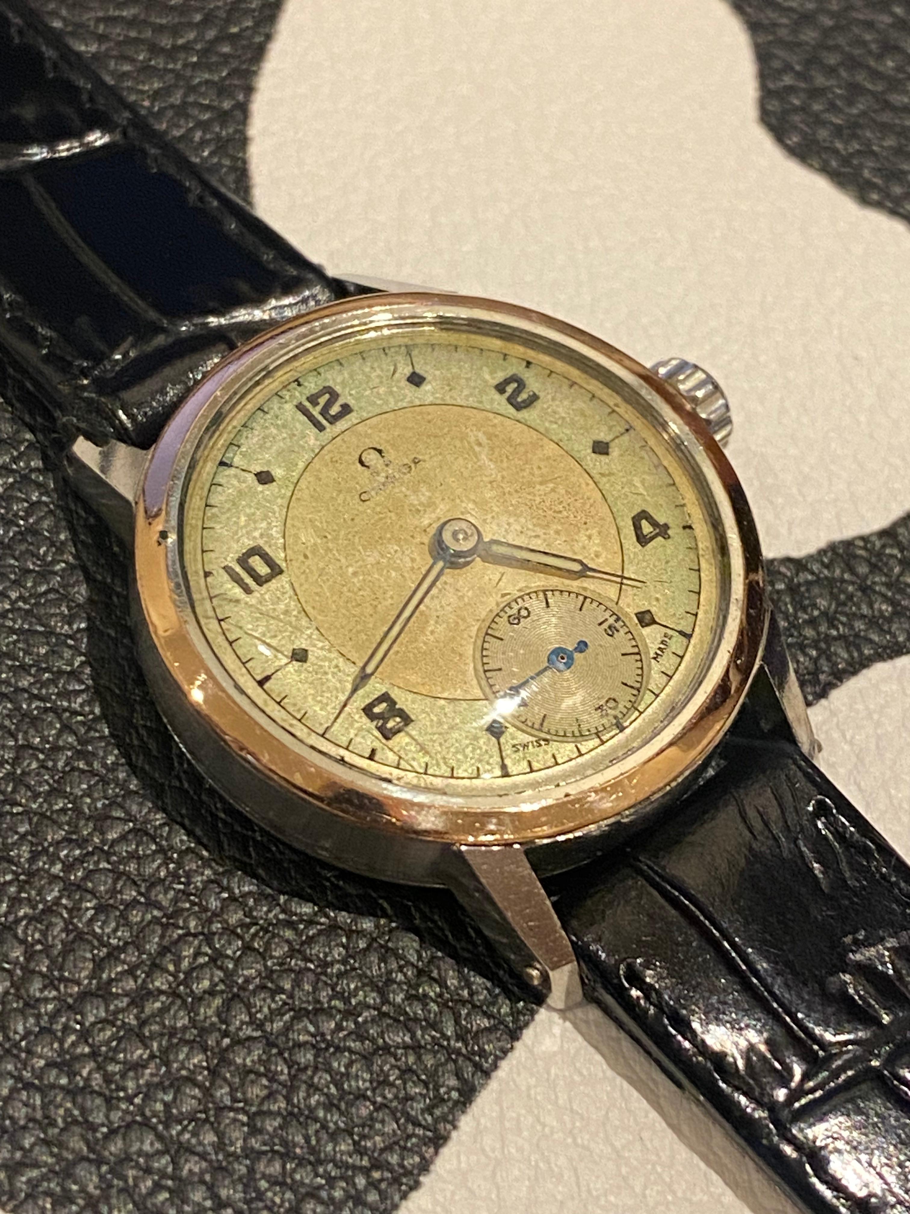 Rare Omega Military c1943 Caliber 100 Rose Gold Bezel Watch. All Original Parts. In Excellent Condition For Sale In MELBOURNE, AU
