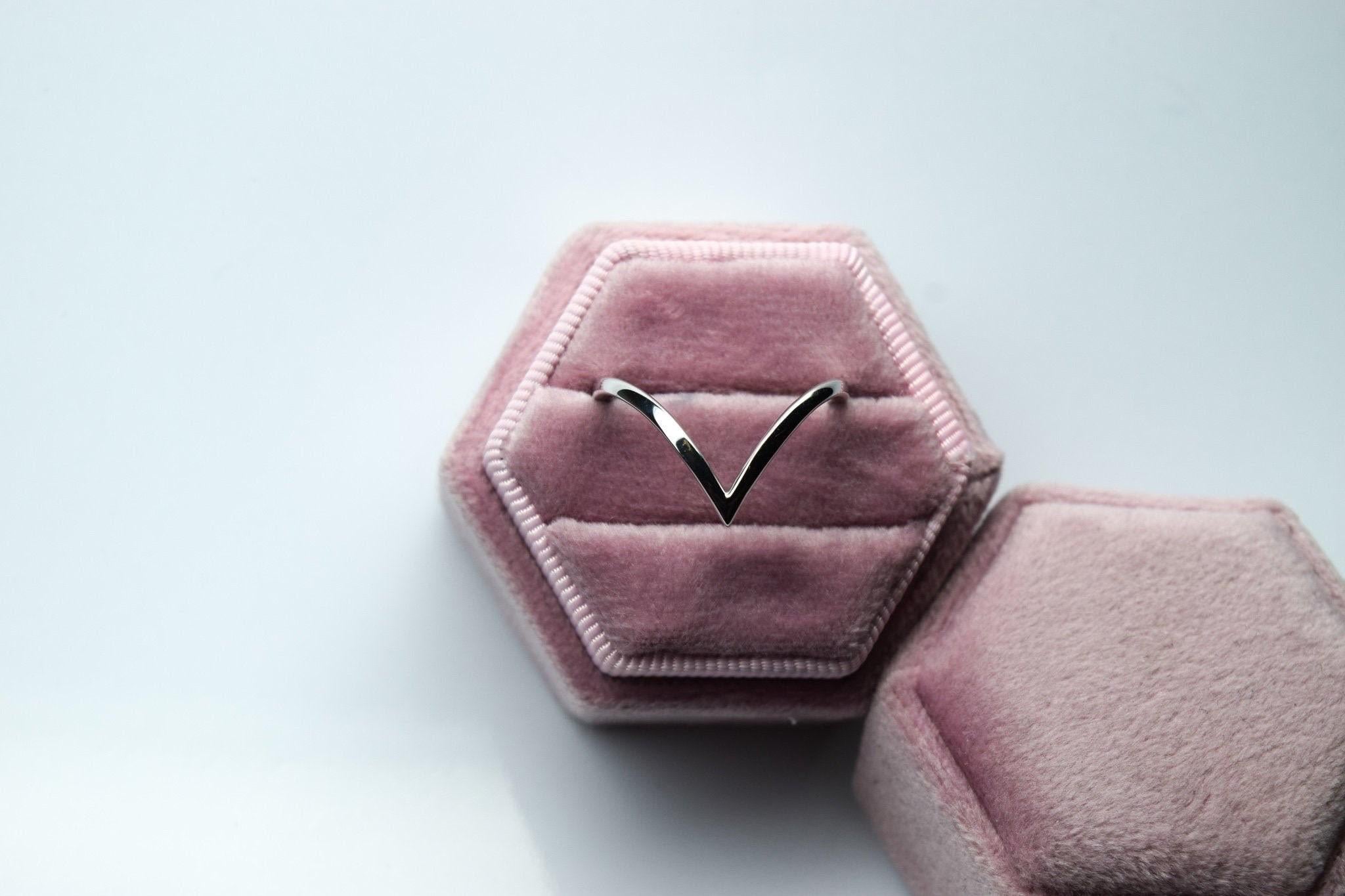 Stunning V ring made in 18KT white gold, this ring goes so well with any engagement ring!!! Its modern, its minimalistic! The ring is size 7 and can be re-sized to any size. 

*Item will come with a beautiful packaging and certificate of
