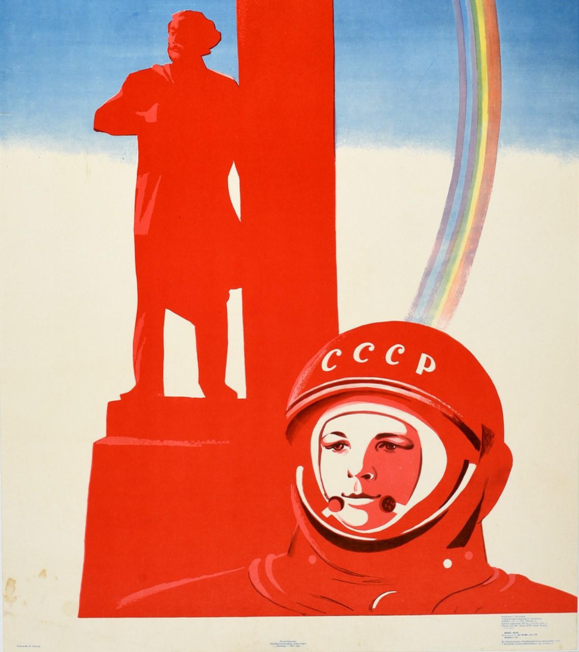 Affiche rétro originale pour le jour des Cosmonautes, Yuri Gagarin, URSS, Exploration spatiale - Beige Print par V. Sachkov