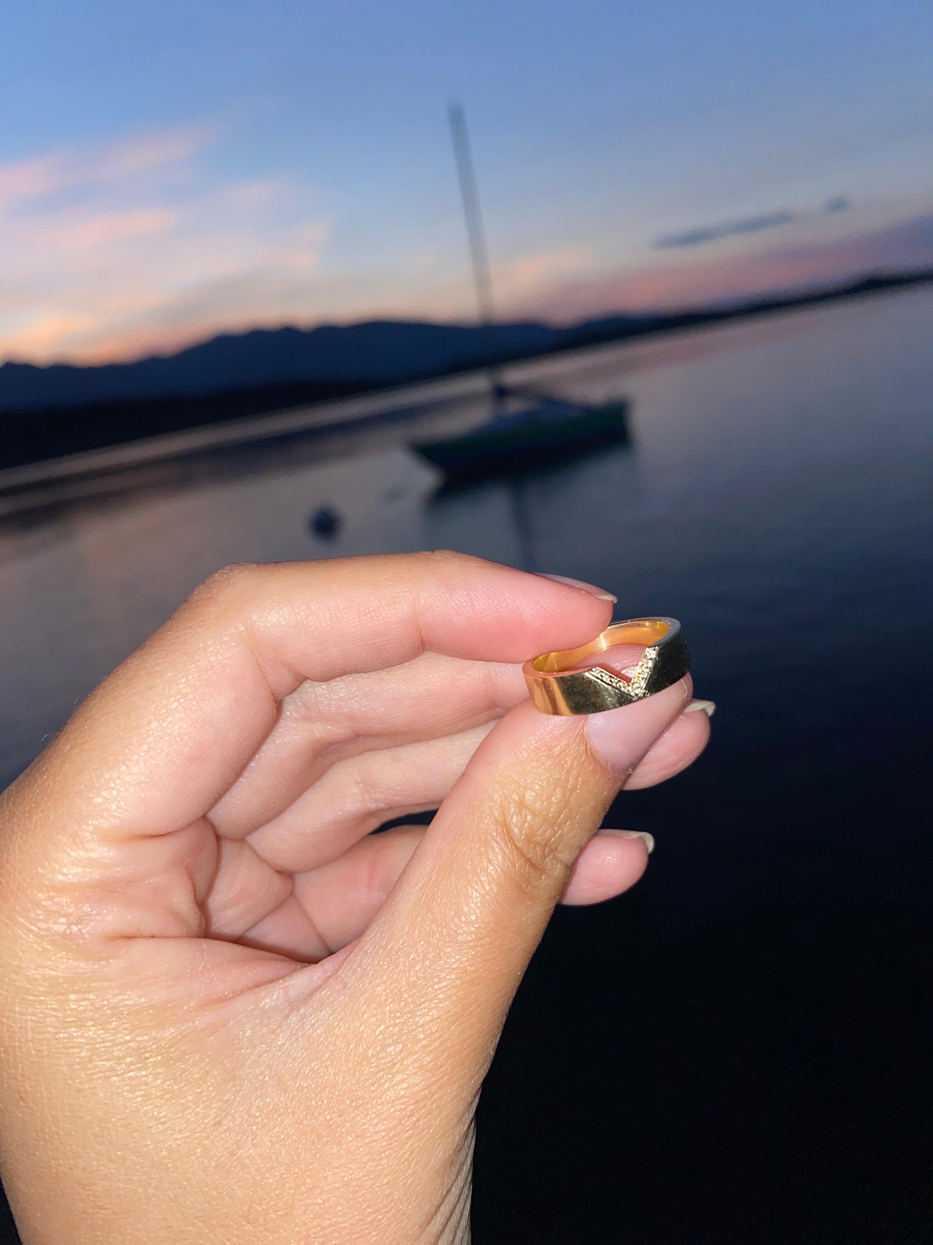Anillo de diamantes en forma de V y oro amarillo de 14 quilates Contemporáneo en venta