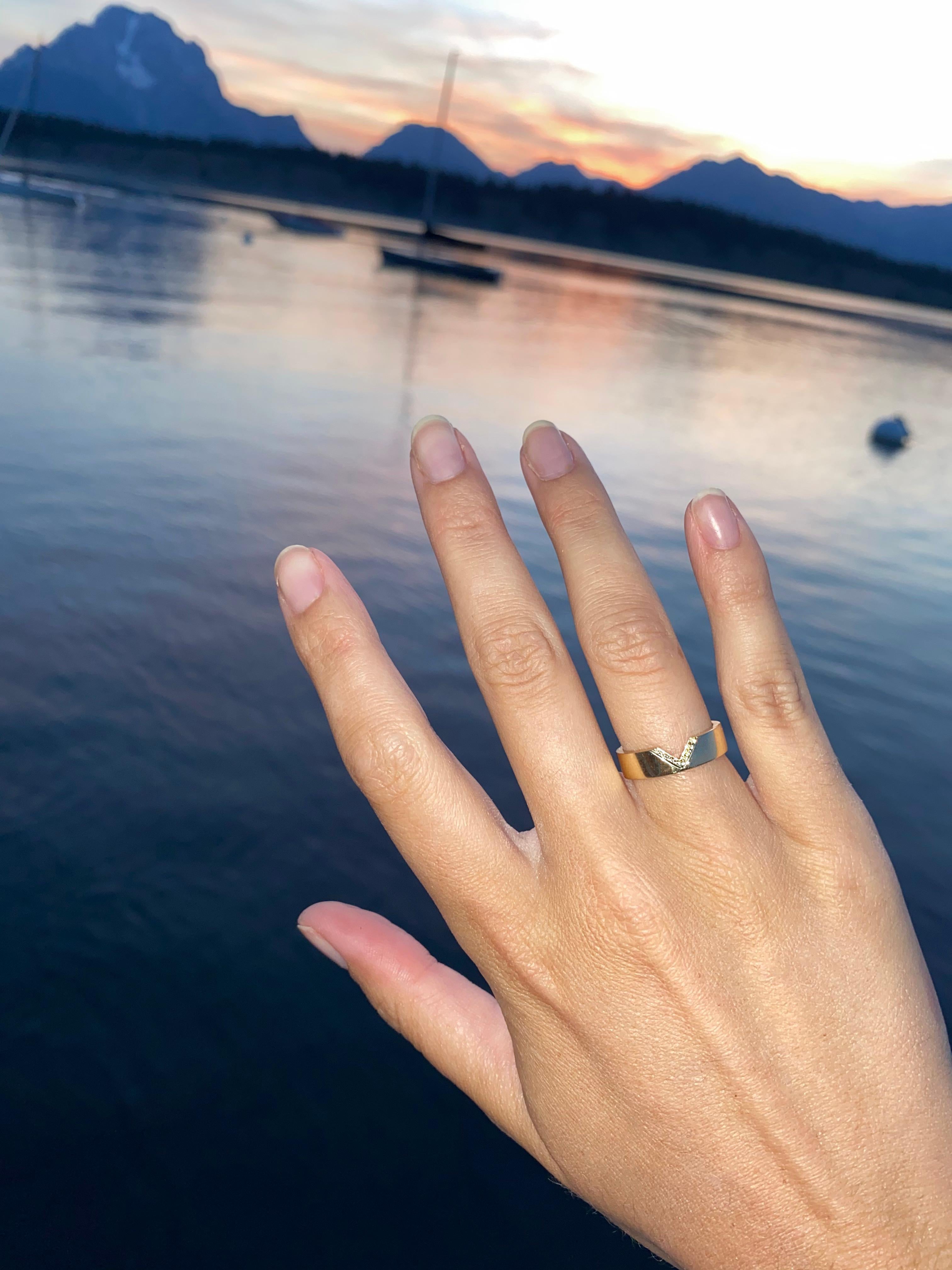 Anillo de diamantes en forma de V y oro amarillo de 14 quilates Corte redondo en venta