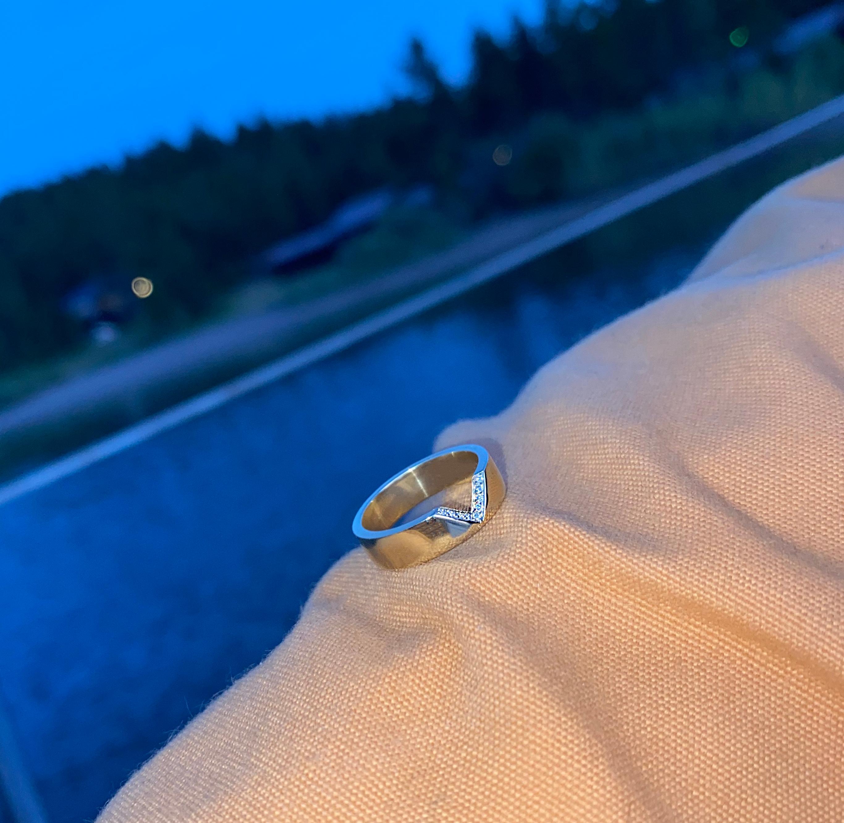 Anillo de diamantes en forma de V y oro amarillo de 14 quilates en Nuevo estado para la venta en Los Angeles, US