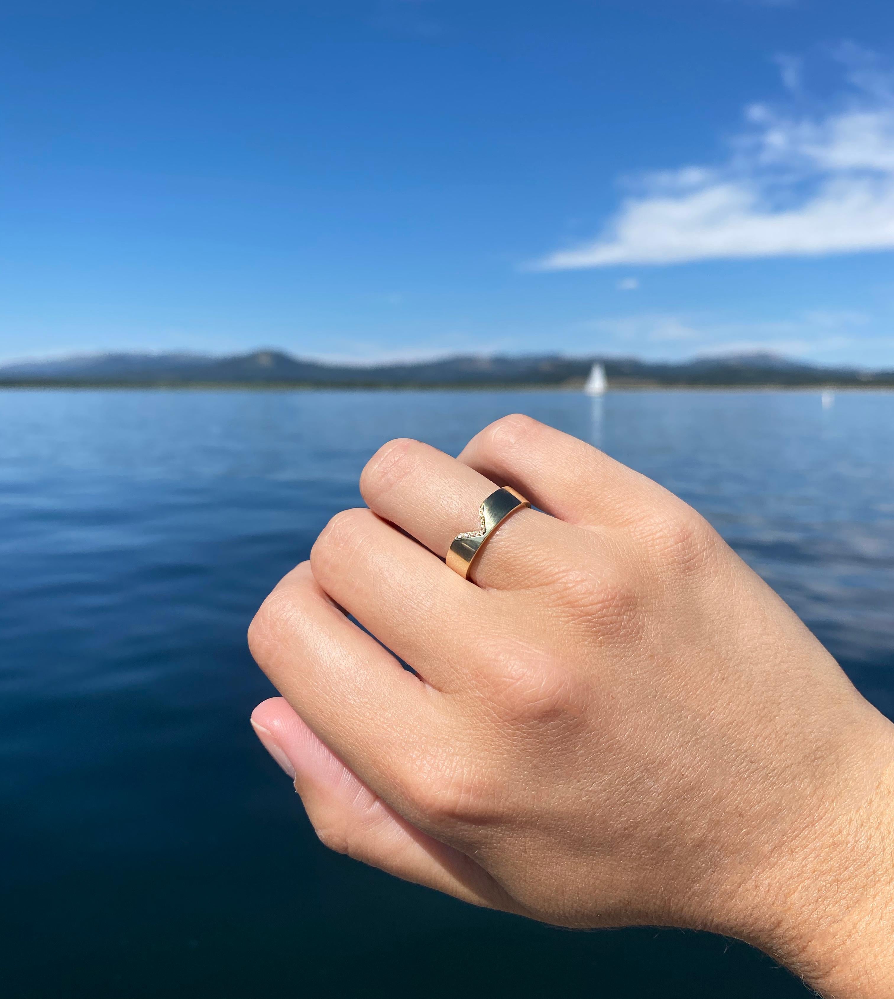 Anillo de diamantes en forma de V y oro amarillo de 14 quilates en venta 1