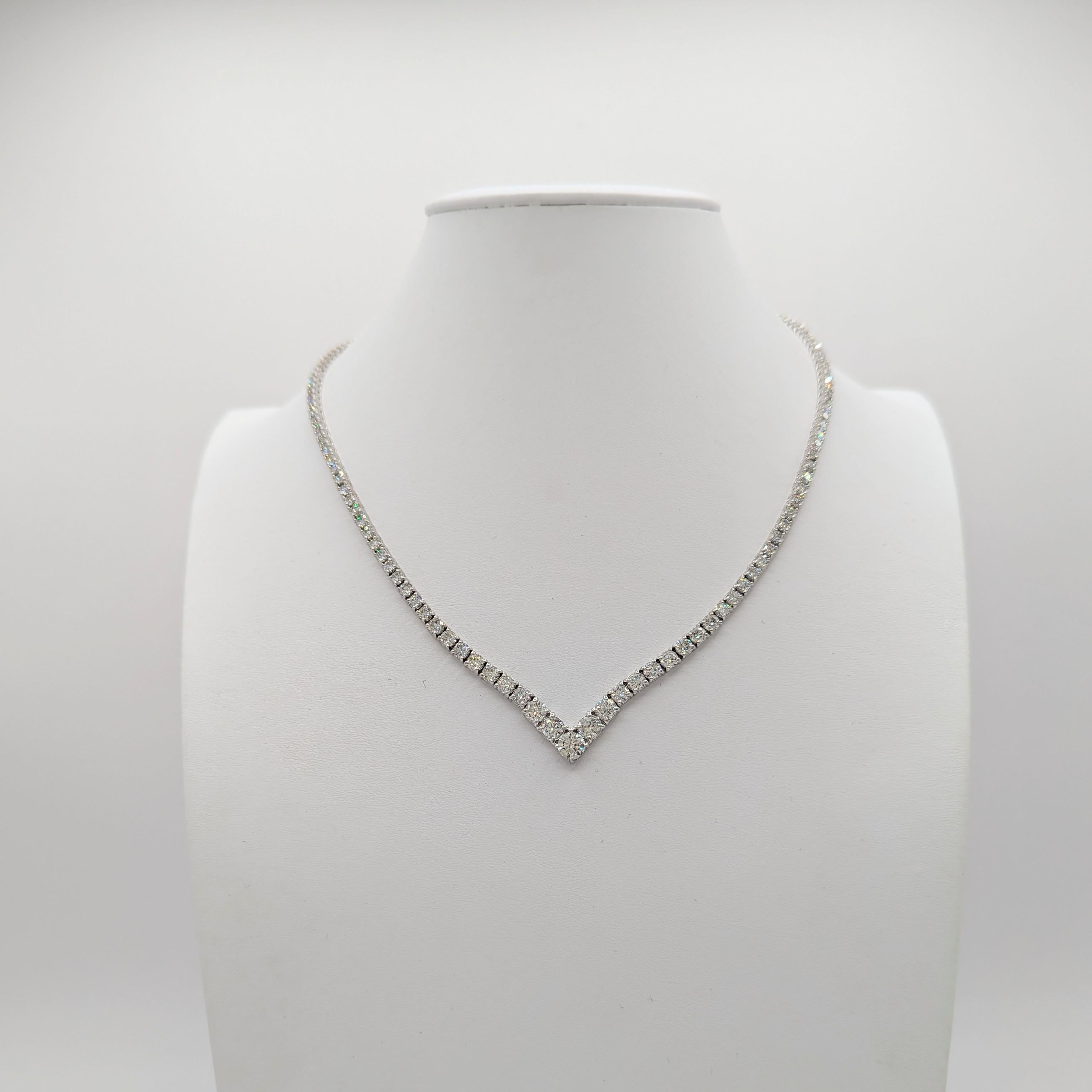  V-förmige abgestufte weiße runde Diamant-Tennis-Halskette aus 14K Weißgold (Rundschliff) im Angebot