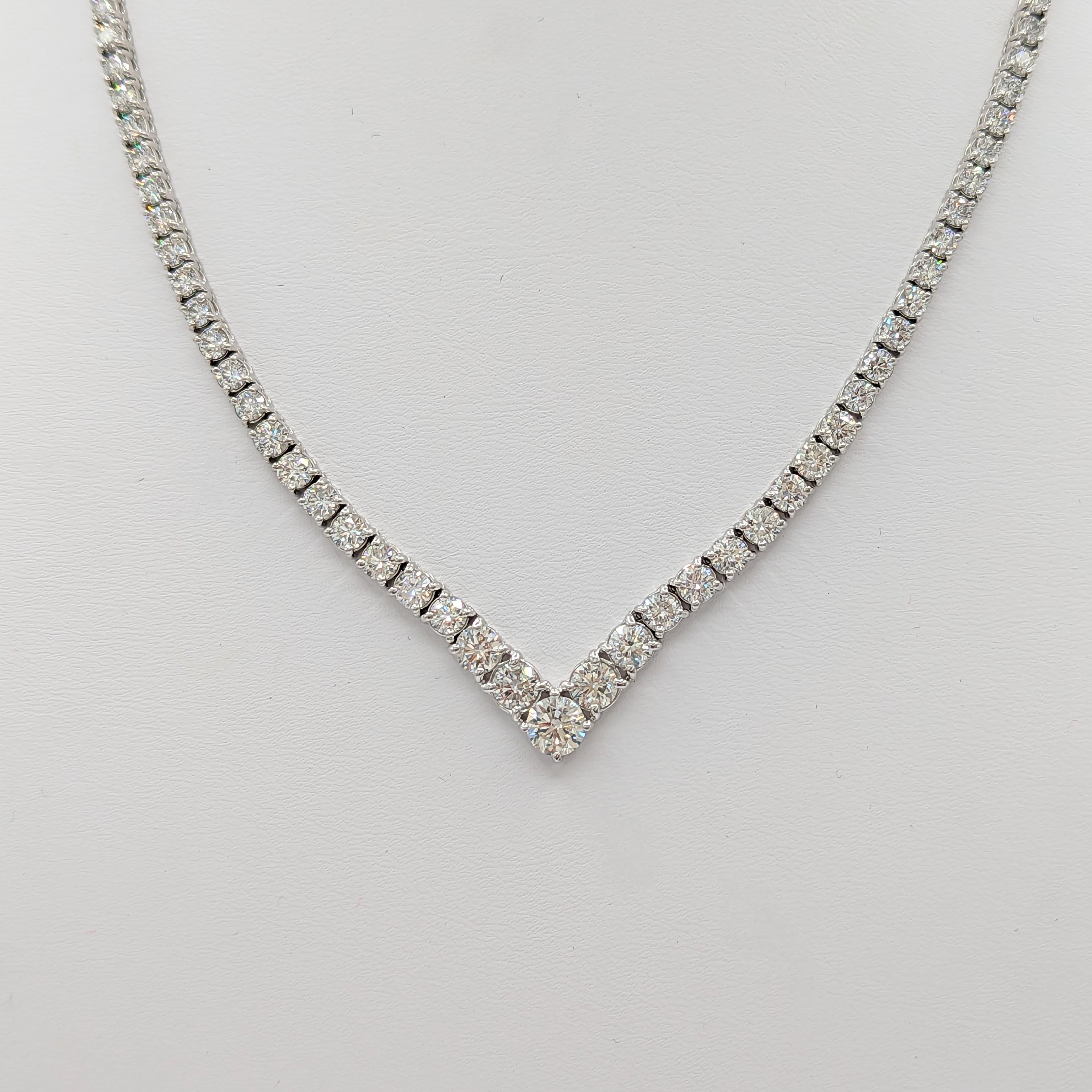 Women's or Men's  V-Shape Graduated White Round Diamond Tennis Necklace in 14K White Gold For Sale