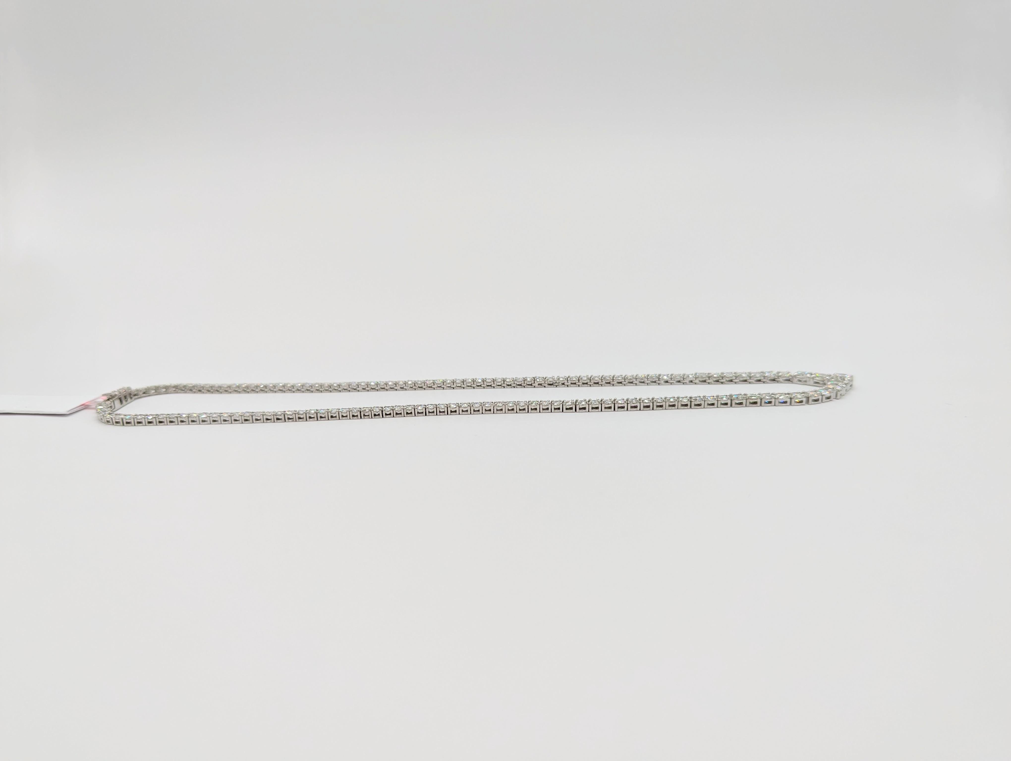  V-förmige abgestufte weiße runde Diamant-Tennis-Halskette aus 14K Weißgold im Angebot 1