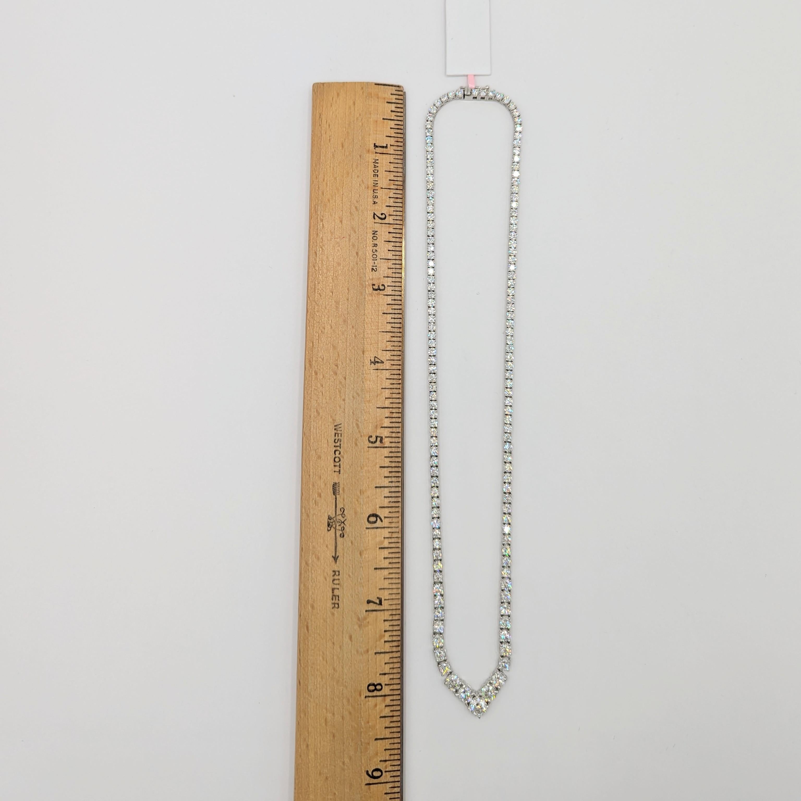  V-förmige abgestufte weiße runde Diamant-Tennis-Halskette aus 14K Weißgold im Angebot 2