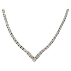  V-förmige abgestufte weiße runde Diamant-Tennis-Halskette aus 14K Weißgold