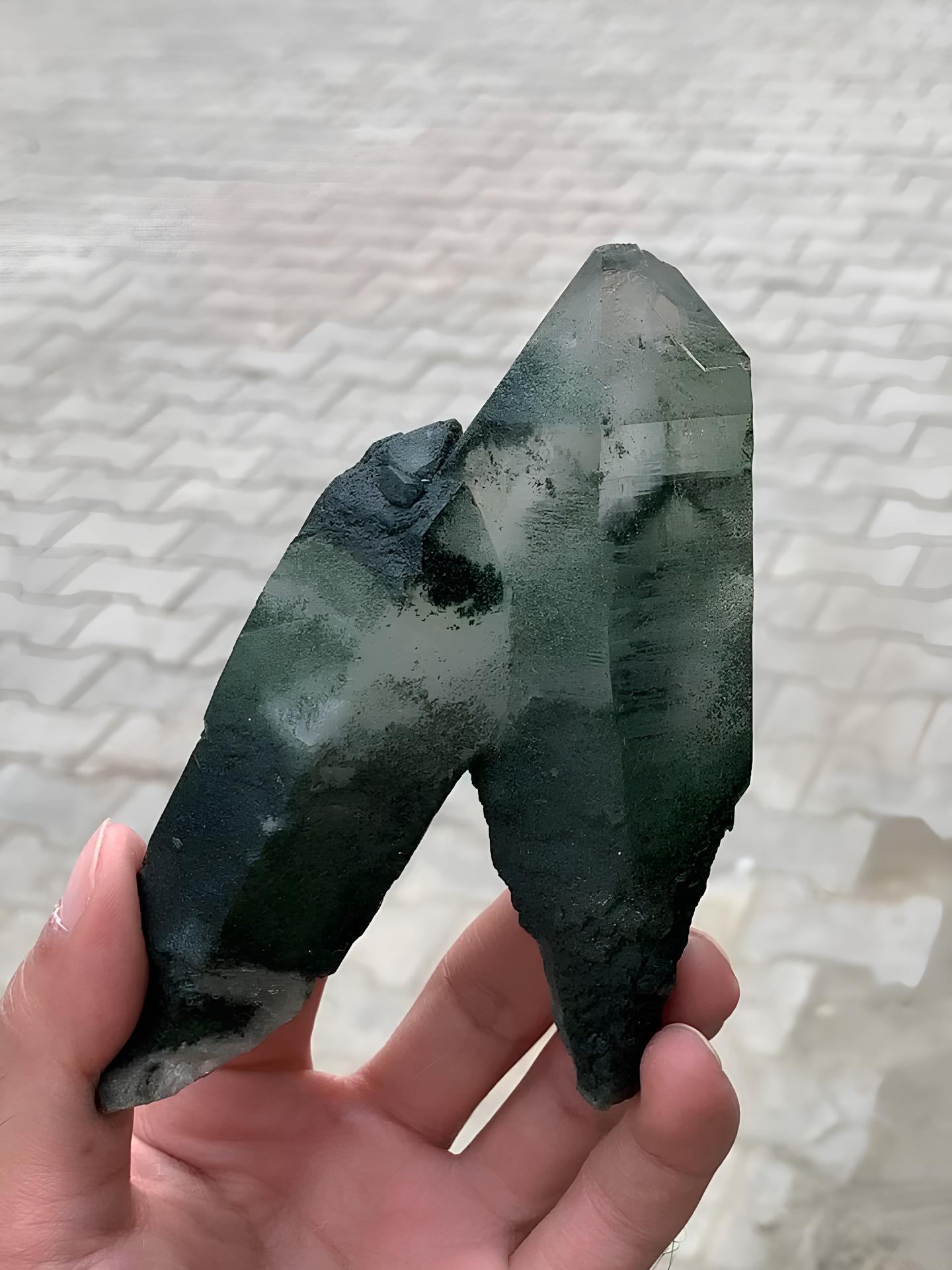 V-förmiges Exemplar aus grünem Chlorit-Kristall mit Kristallbezug aus Pakistan (Art déco) im Angebot