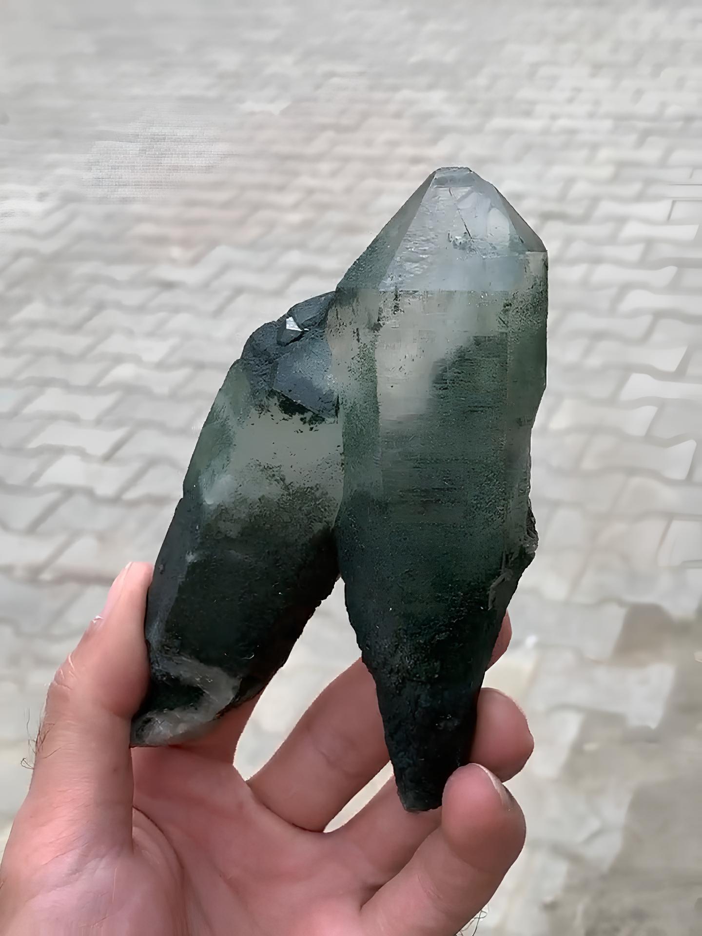 V-förmiges Exemplar aus grünem Chlorit-Kristall mit Kristallbezug aus Pakistan (Ungeschliffen) im Angebot